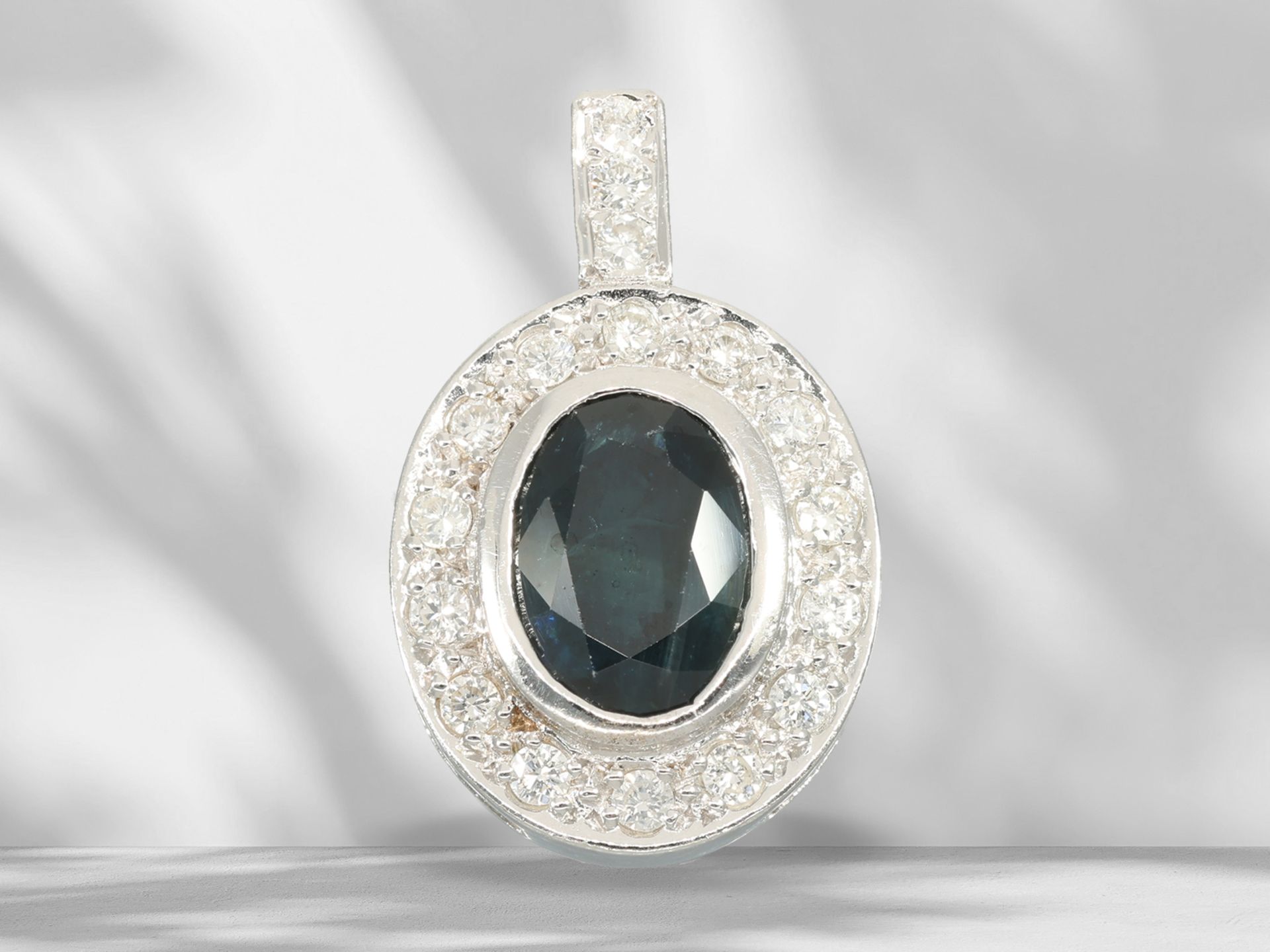 Pendant: white gold vintage sapphire/brilliant-cut diamond gold jewellery pendant - Image 2 of 3