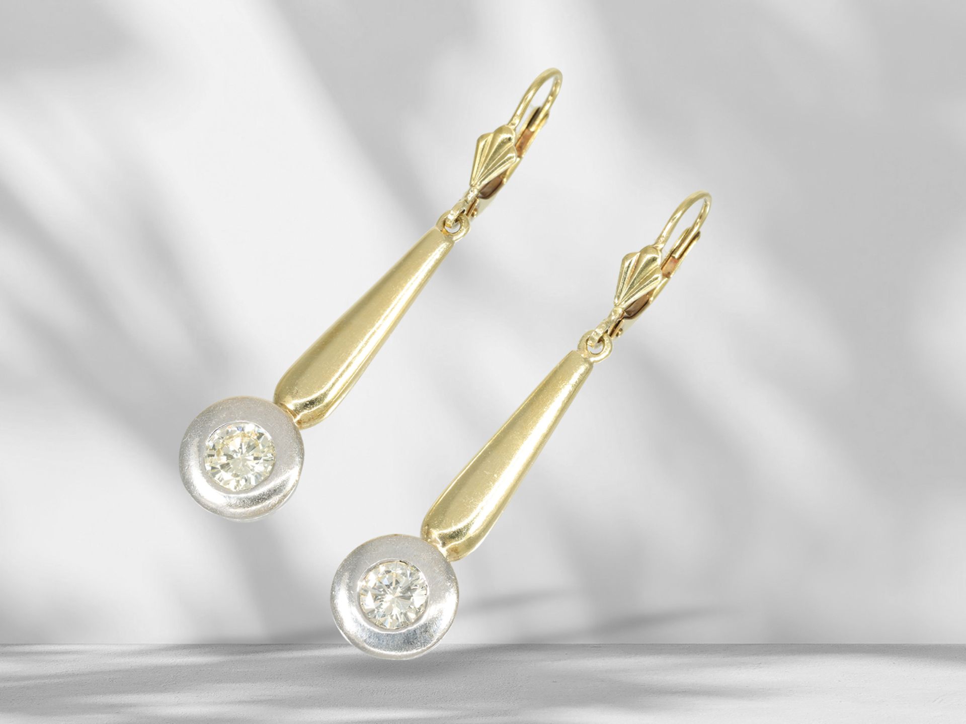 Decorative brilliant-cut diamond solitaire earrings with 2 half-carat diamonds - Image 2 of 3