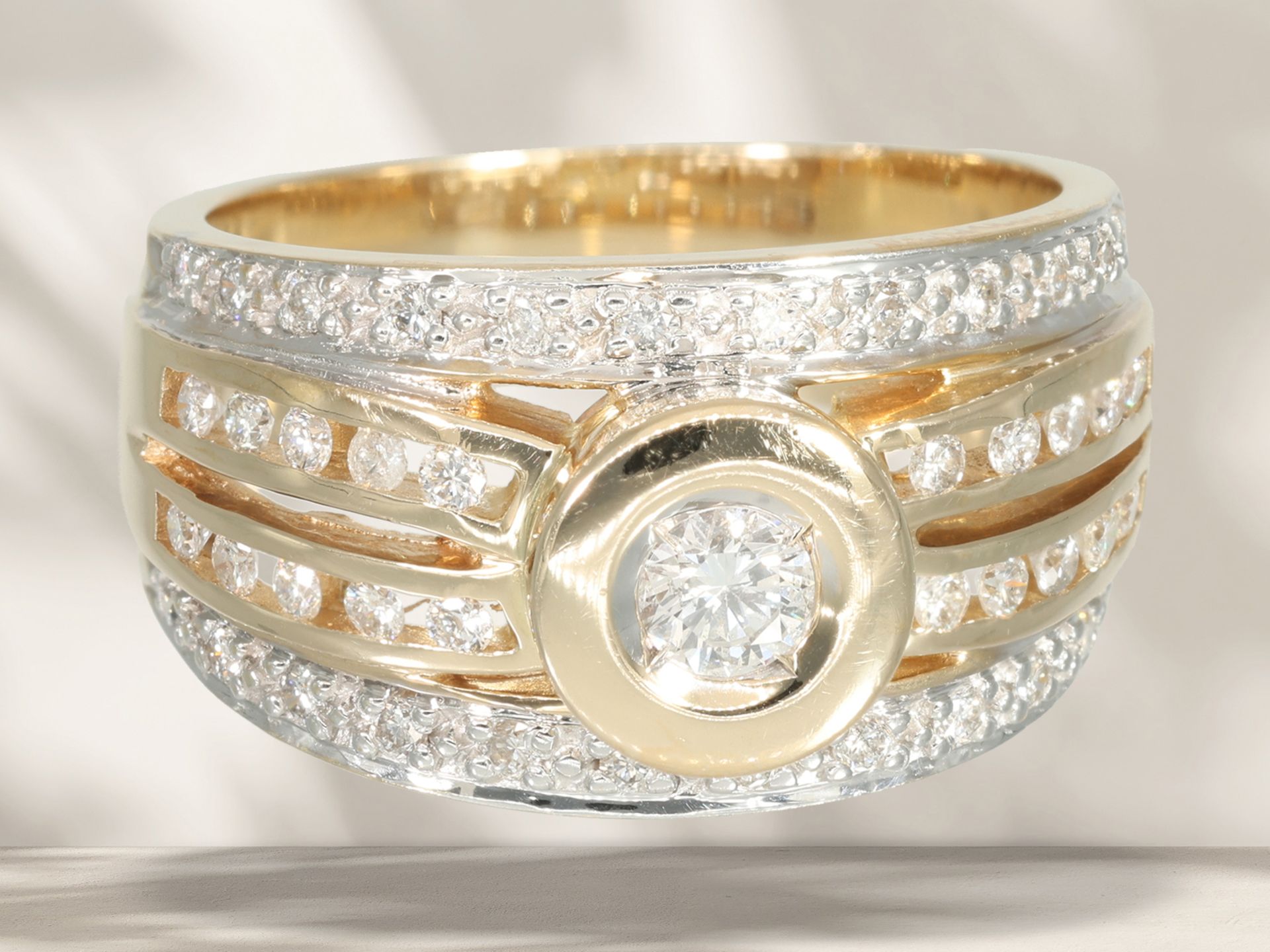 Ring: Sehr dekorativer und breiter Brillant-Goldschmiedering, ca. 0,55ct - Bild 3 aus 5
