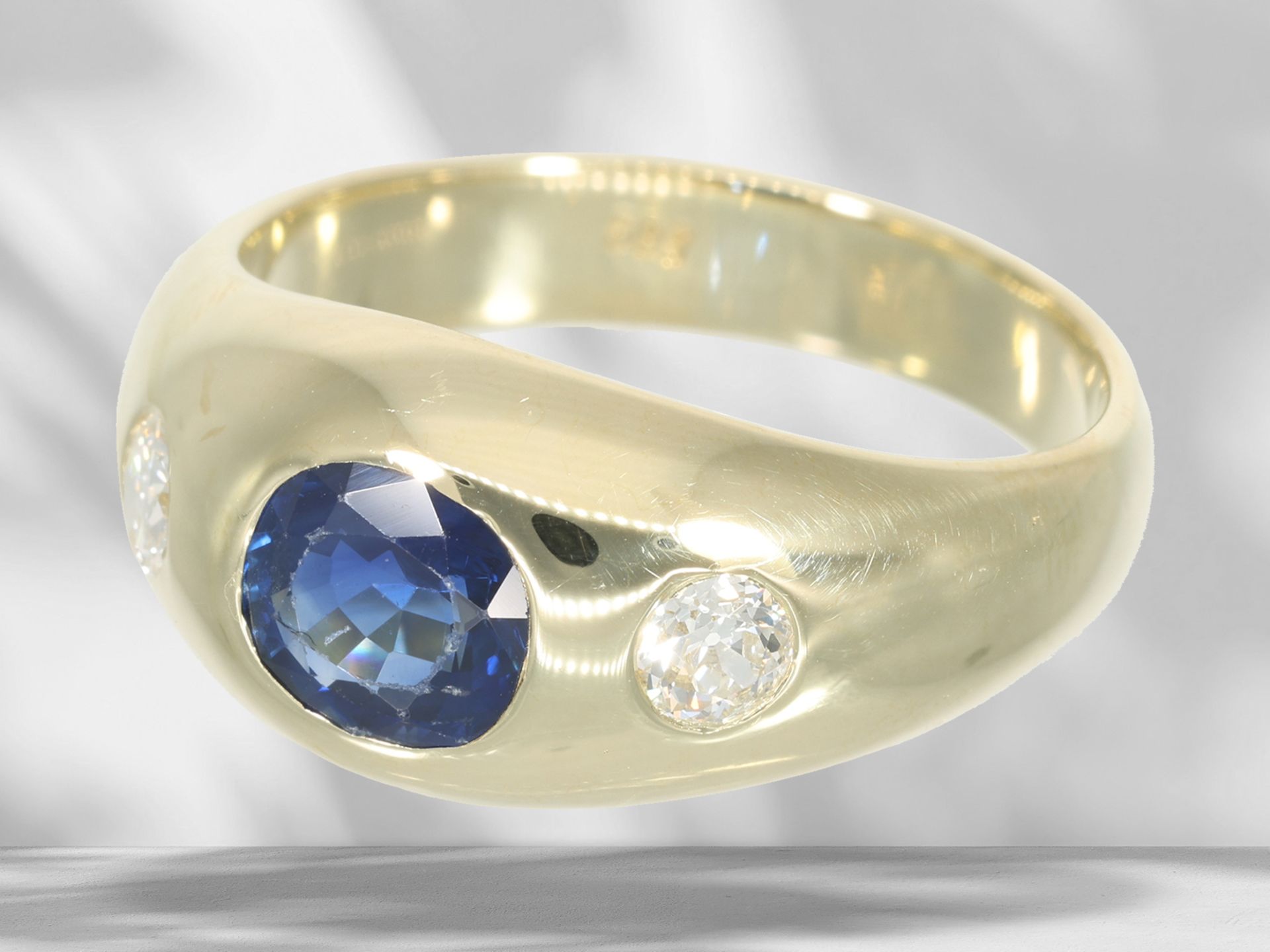 Ring: classic, solid band ring with sapphire and brilliant-cut diamonds, 14K gold - Image 4 of 5