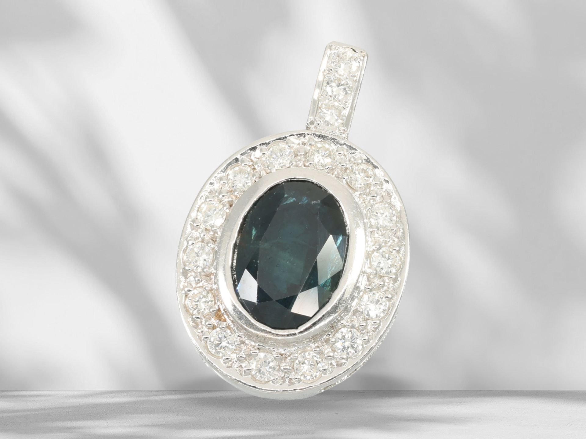 Pendant: white gold vintage sapphire/brilliant-cut diamond gold jewellery pendant