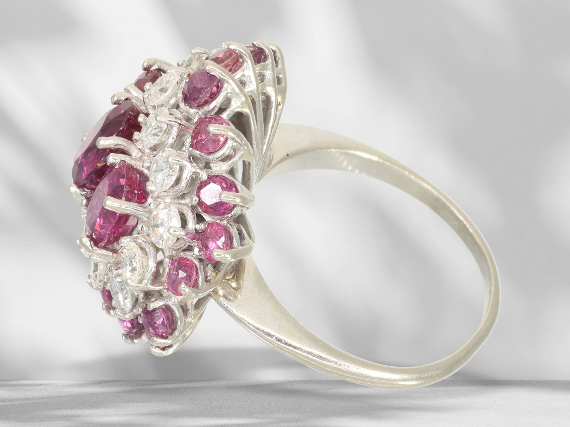 Ring: dekorativer und hochwertiger vintage Rubin/Brillant-Goldschmiedering, ca. 4,43ct - Bild 5 aus 5