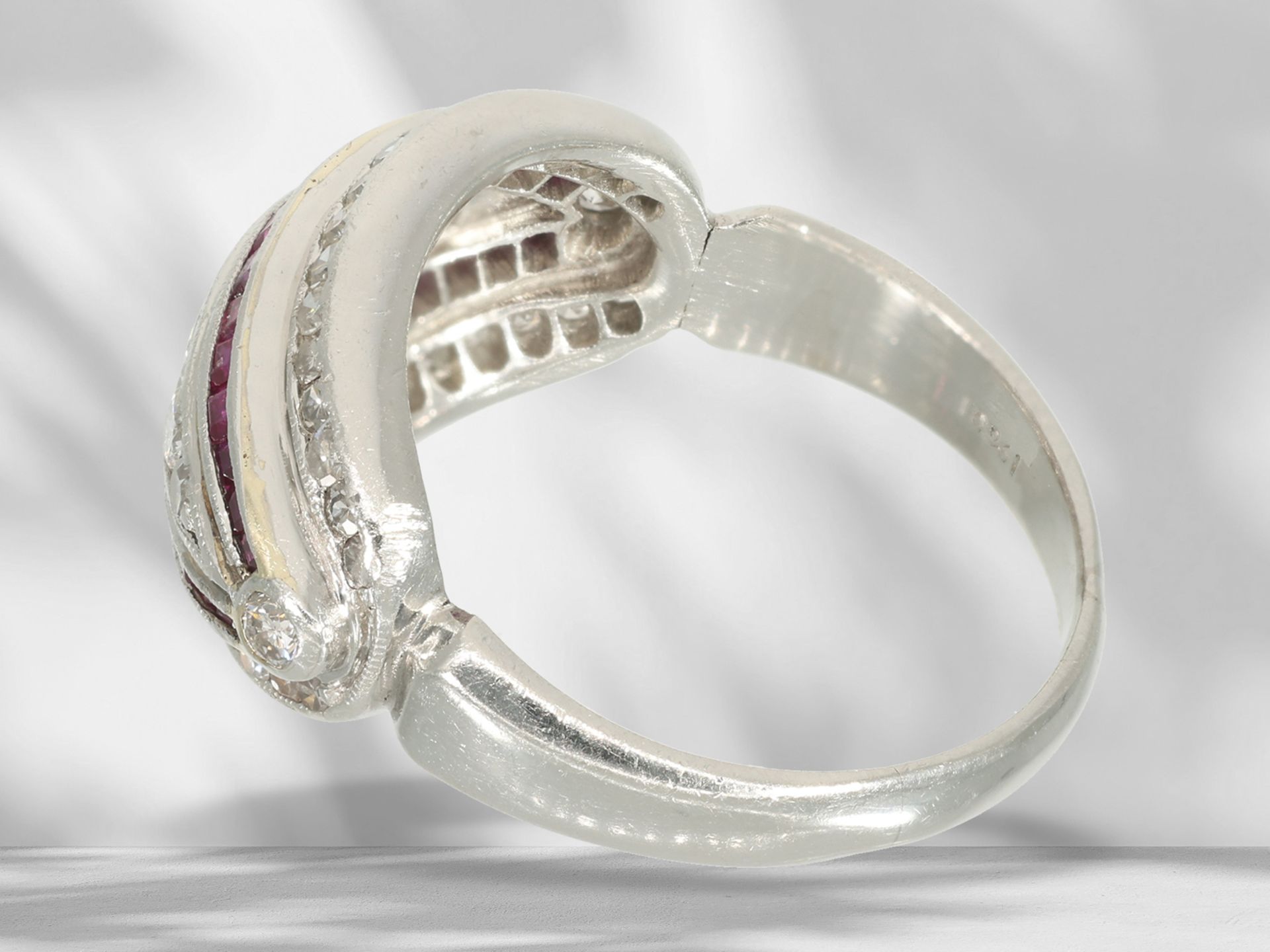 Ring: hochwertiger vintage Designer-Goldschmiedering aus Platin mit Rubin und Brillant/Diamantbesatz - Bild 4 aus 4