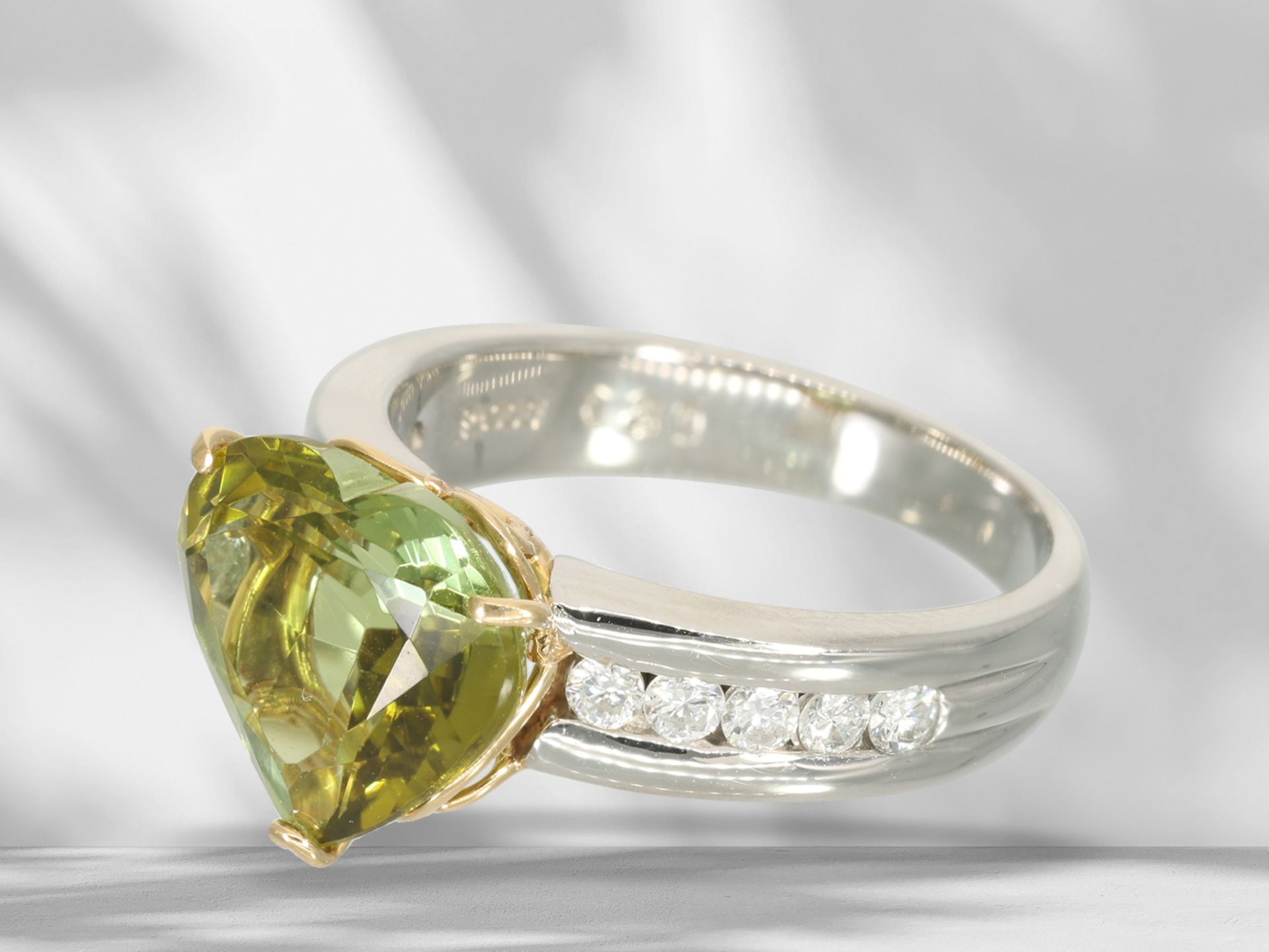 Ring: modern platinum ring with large green sphene (titanite) and brilliant-cut diamonds, like new - Image 5 of 6