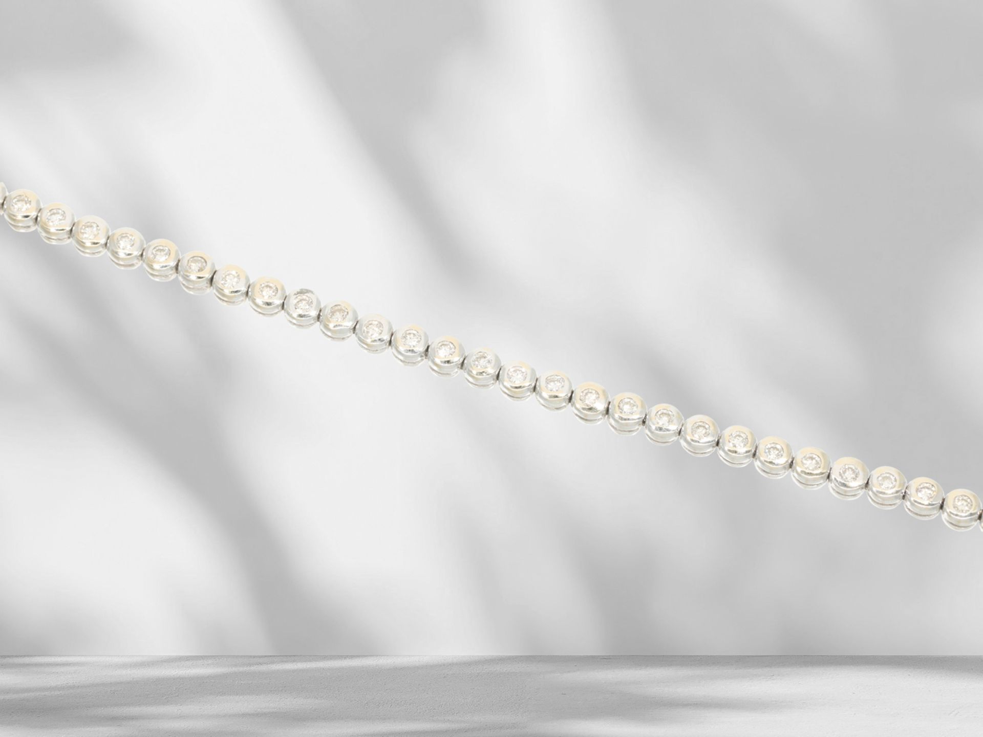 Armband: hochwertiges, handgearbeitetes Tennisarmband mit Brillanten, ca. 1,26ct - Bild 2 aus 4