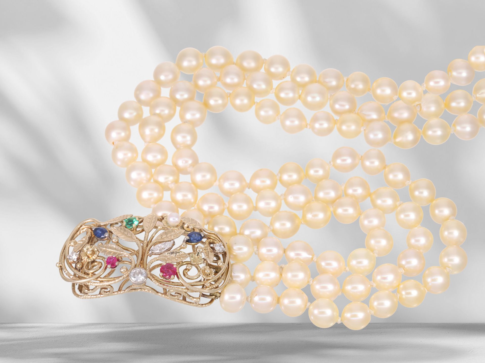 Very beautiful 3-row cultured pearl necklace with coloured stone/diamond splendour clasp, unique han - Image 2 of 4