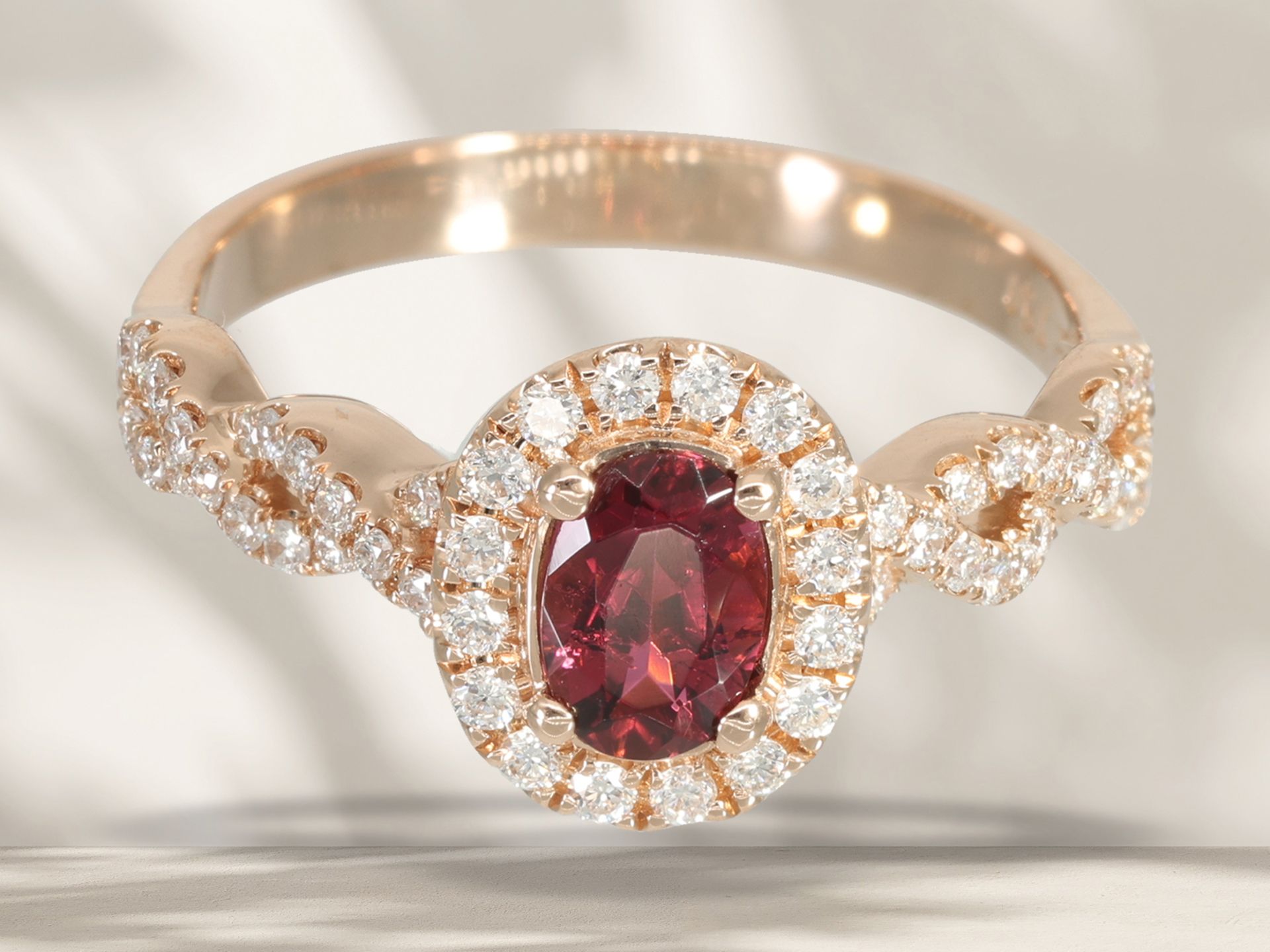 Ring: beautiful, modern pink gold goldsmith ring with rubellite and brilliant-cut diamonds, unworn - Image 3 of 5