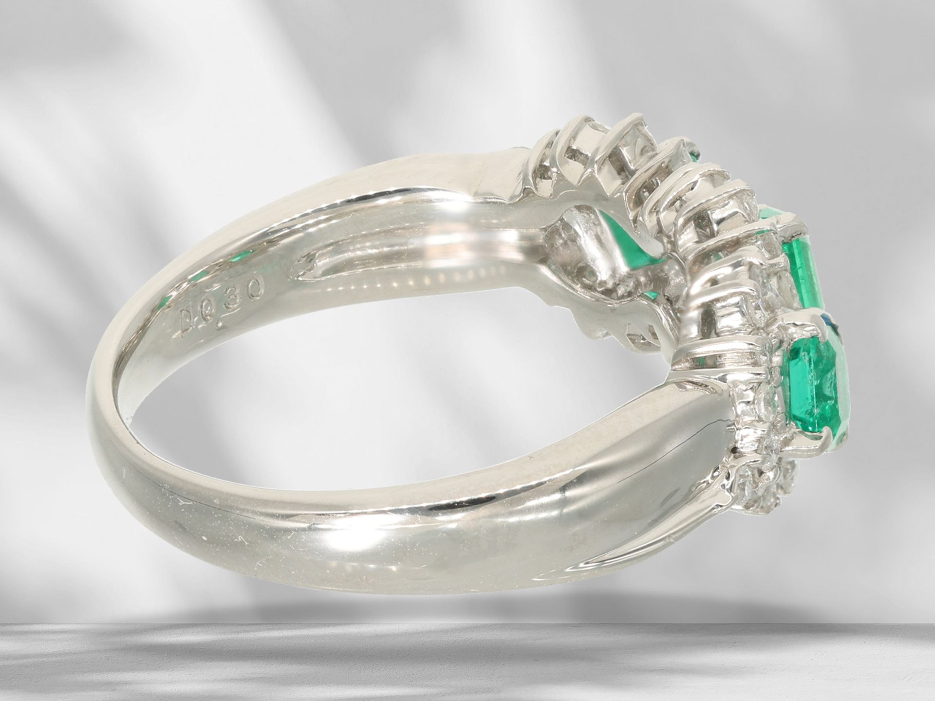 Ring: neuwertiger Platinring mit hochfeinen Smaragden und Brillanten - Bild 5 aus 5