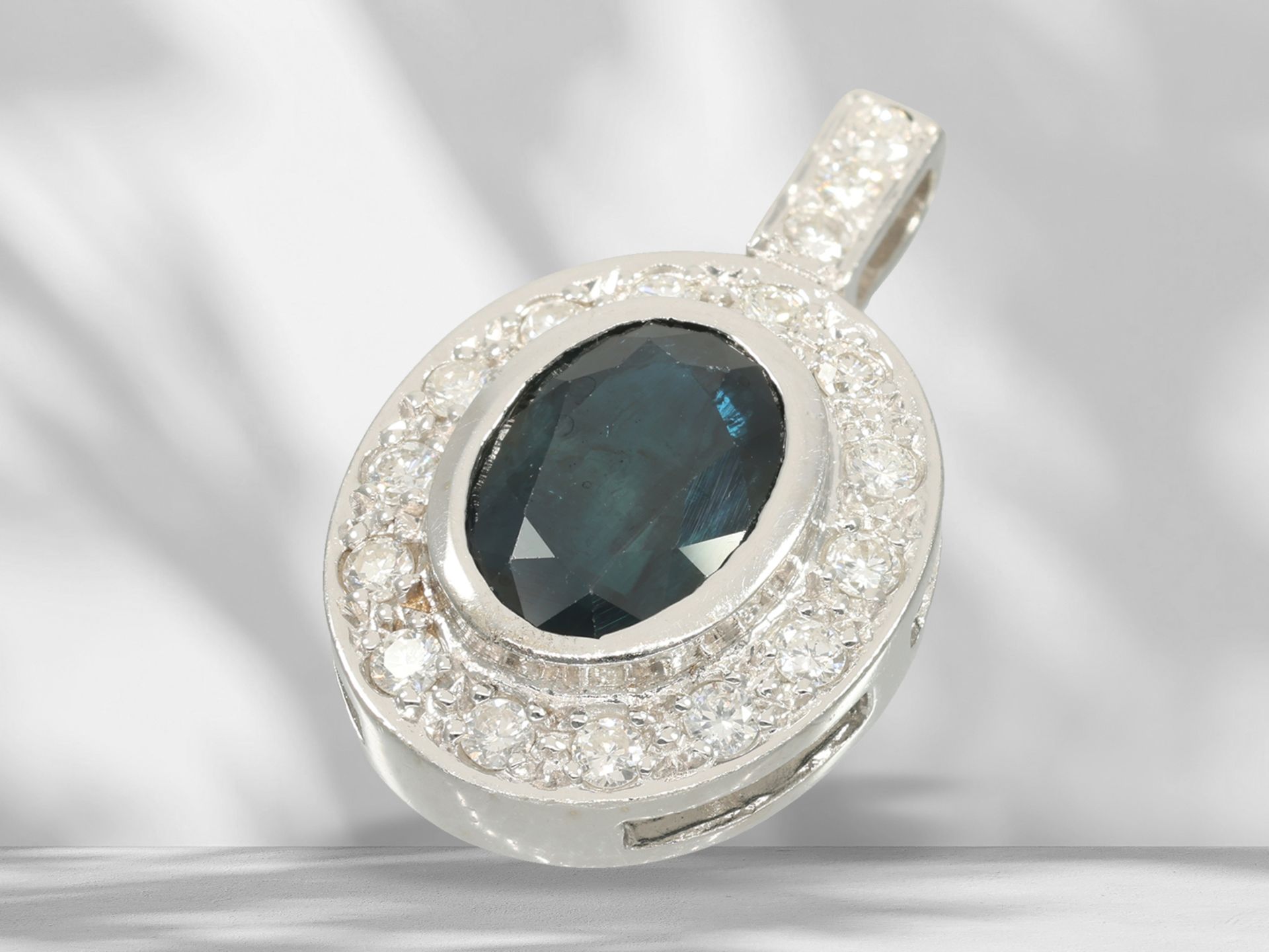 Pendant: white gold vintage sapphire/brilliant-cut diamond gold jewellery pendant - Image 3 of 3