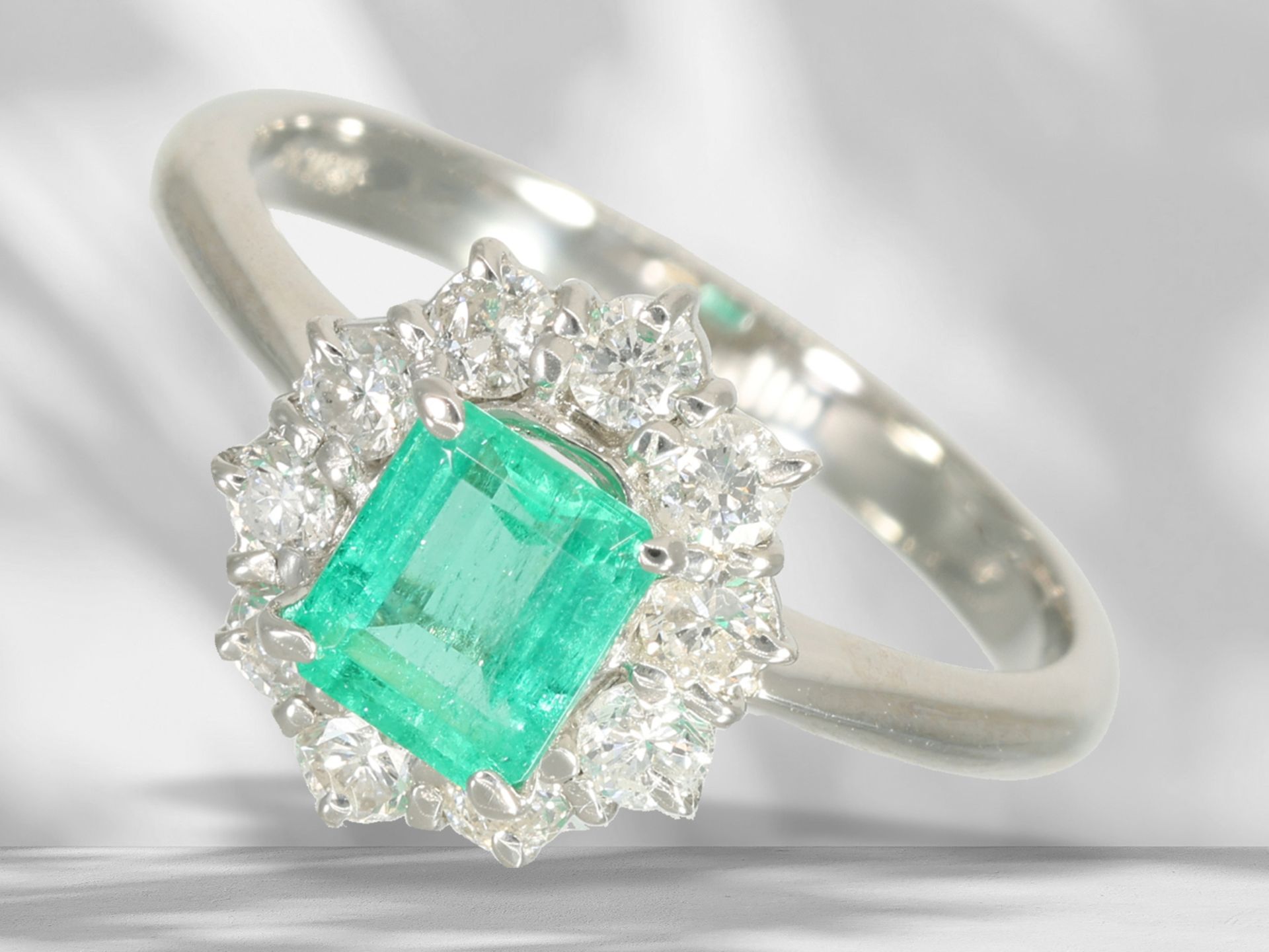 Ring: neuwertiger Goldschmiedering mit feinem Smaragd und Brillanten, Platin