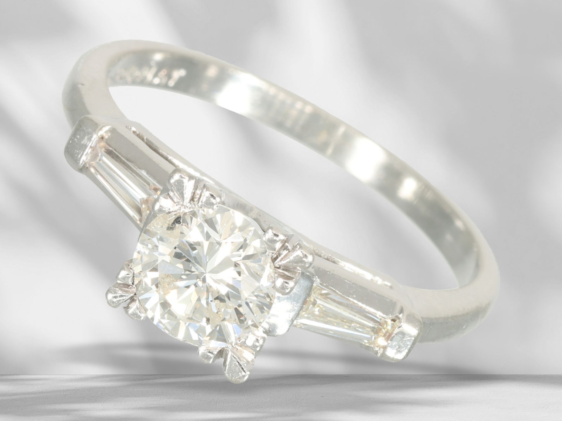 Ring: vintage Goldschmiedering aus Platin mit einen Brillanten von ca. 0,7ct sowie Trapez-Diamanten