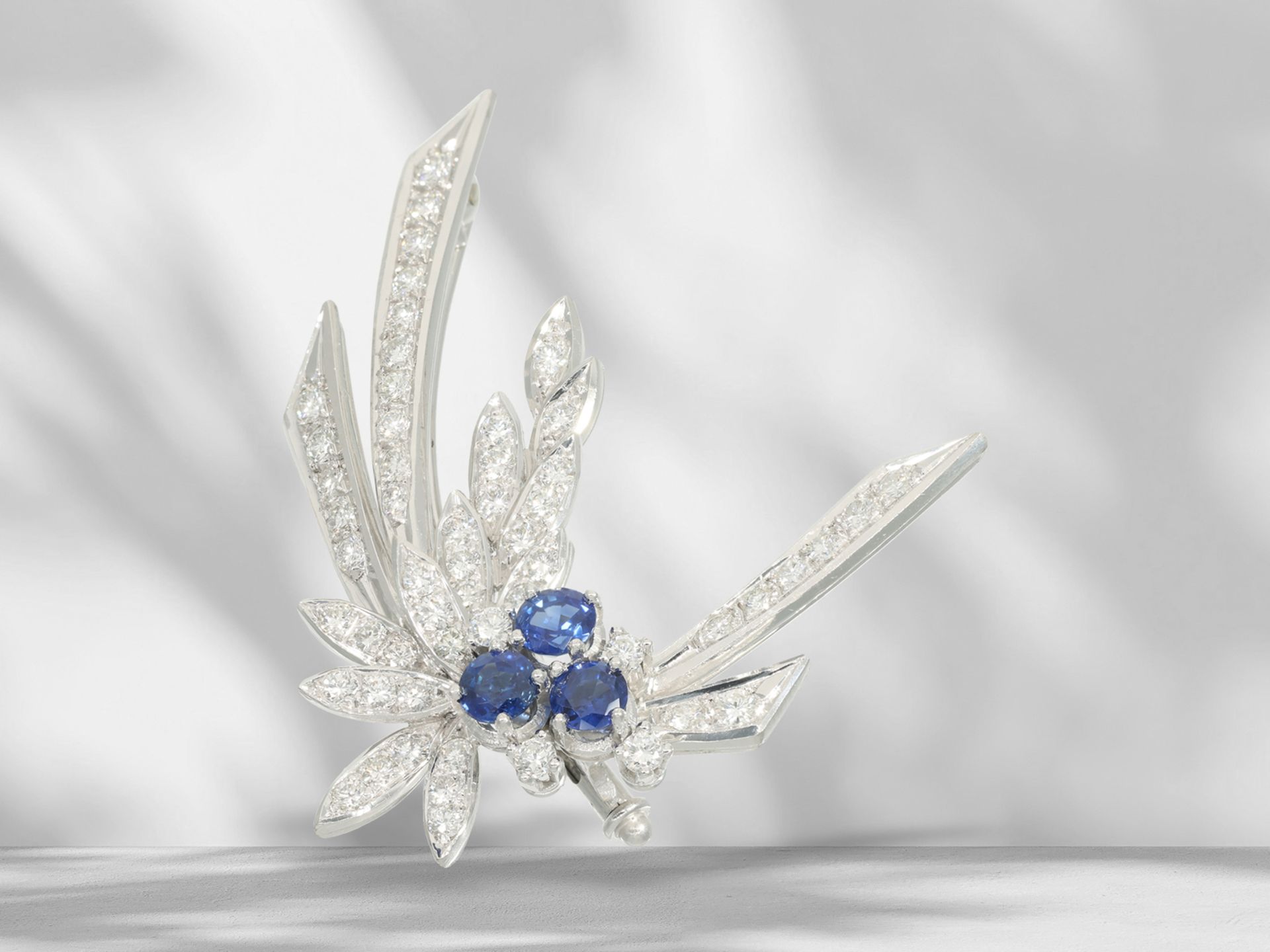 Brooch/pin: decorative vintage flower brooch in 18K white gold with sapphire and brilliant-cut diamo - Image 4 of 4