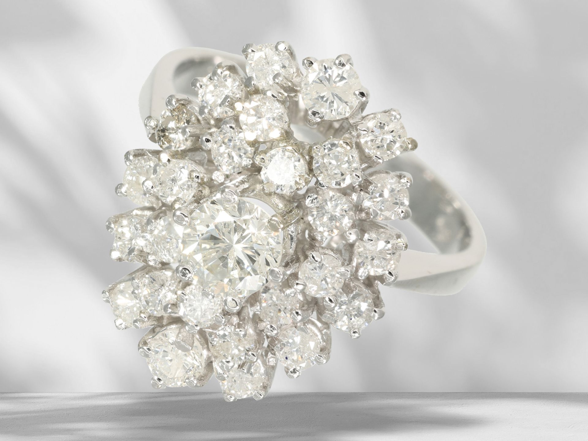 Ring: white gold, decorative vintage brilliant-cut diamond flower ring, approx. 1.8ct brilliant-cut 