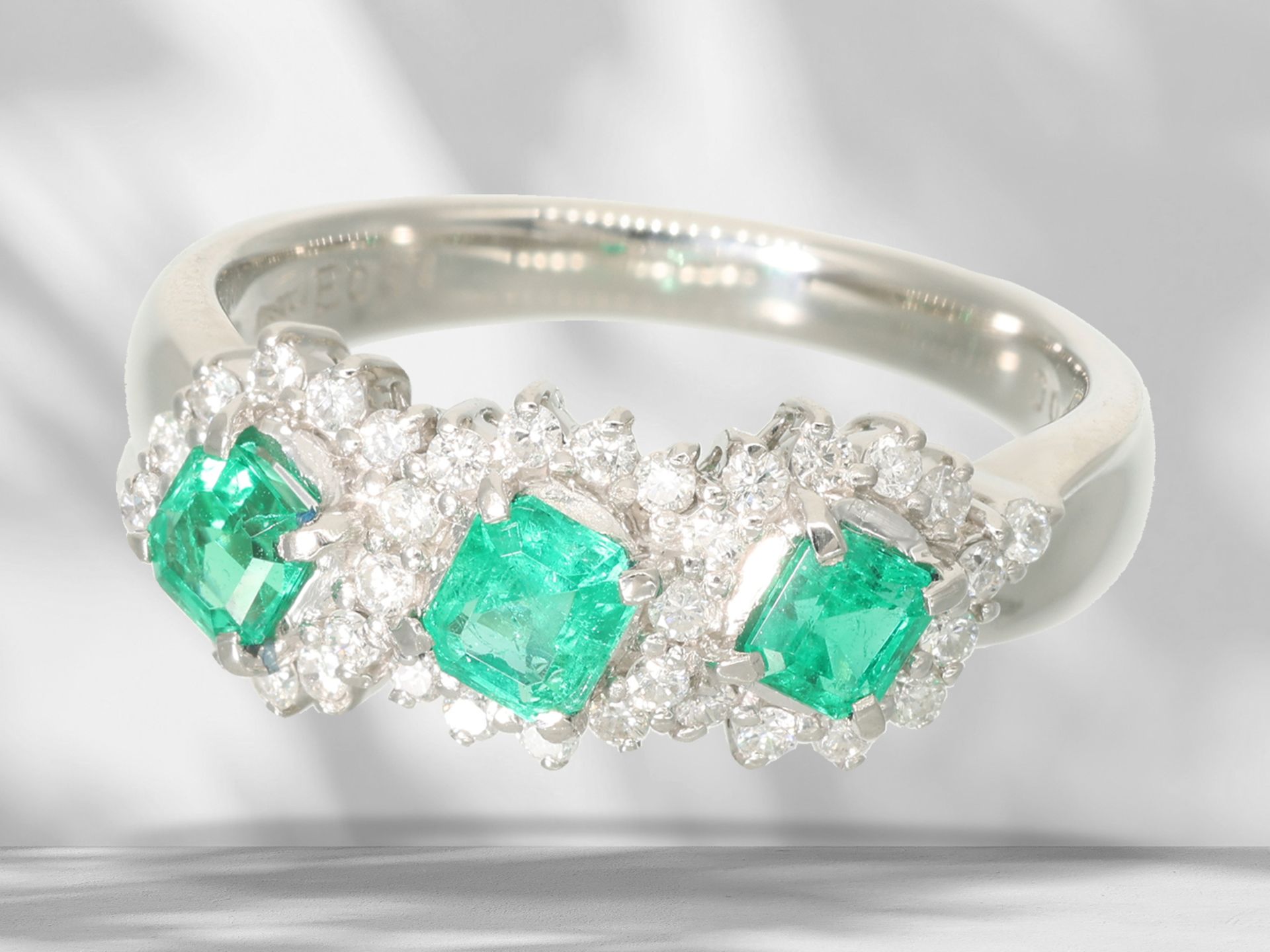 Ring: neuwertiger Platinring mit hochfeinen Smaragden und Brillanten - Bild 4 aus 5
