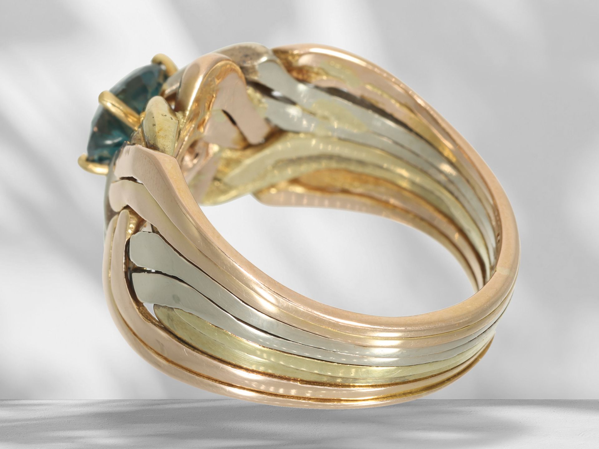 Ring: Seltener und interessant gefertigter Brillant-Goldschmiedering,blauer Brillant von ca.2ct - Bild 4 aus 4