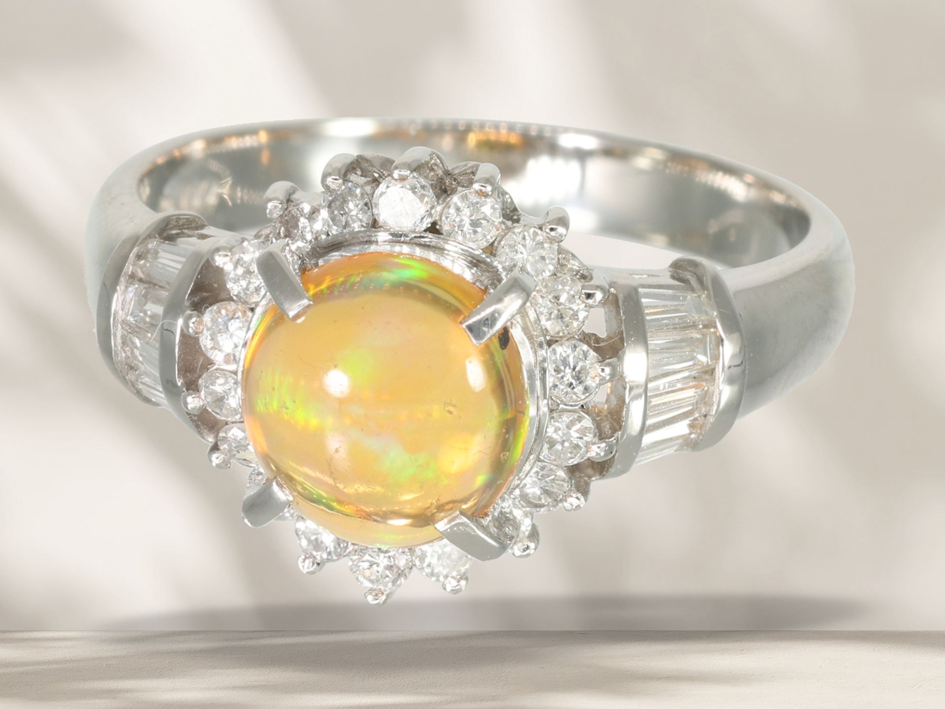 Ring: modern, like new platinum ring with fire opal and brilliant-cut diamonds - Image 3 of 5
