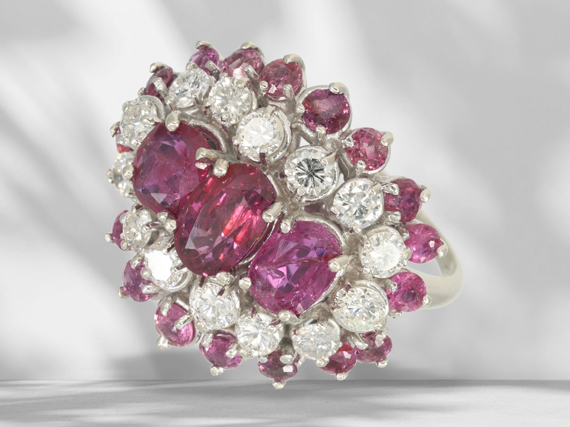 Ring: dekorativer und hochwertiger vintage Rubin/Brillant-Goldschmiedering, ca. 4,43ct - Bild 2 aus 5