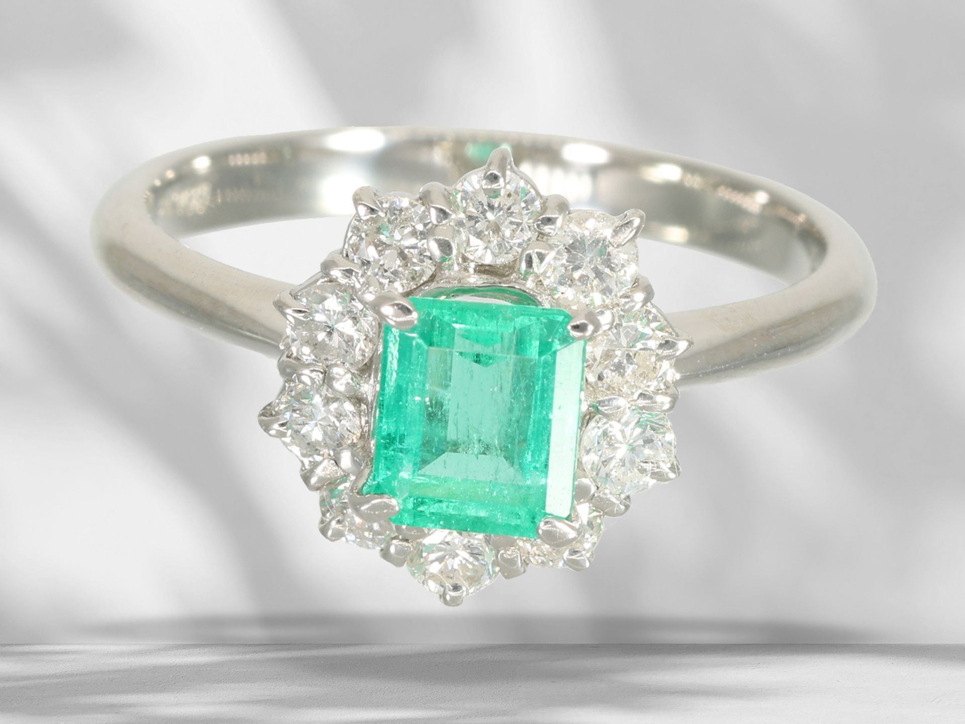Ring: like new goldsmith ring with fine emerald and brilliant-cut diamonds, platinum - Image 3 of 4
