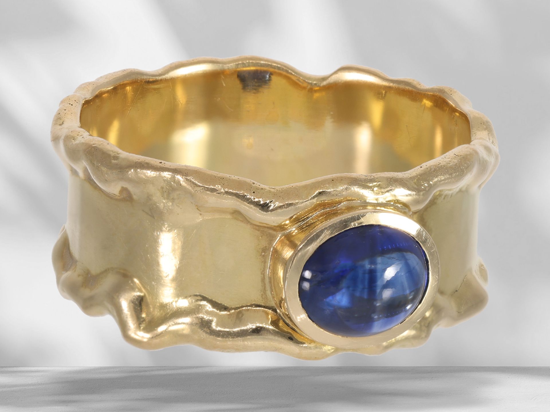 Ring: Individueller und interessanter Saphir-Goldschmiedering, Handarbeit aus 18K Gelbgold - Bild 2 aus 4