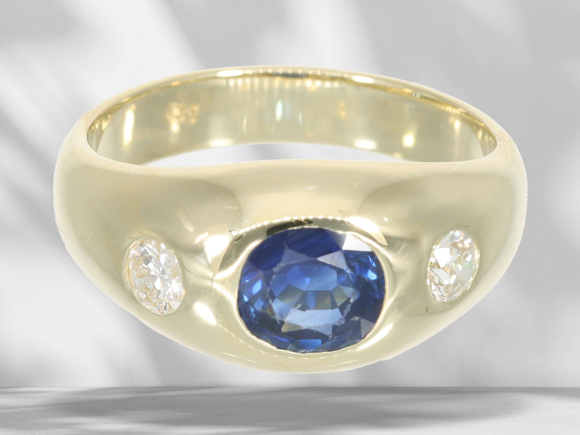 Ring: classic, solid band ring with sapphire and brilliant-cut diamonds, 14K gold - Image 2 of 5