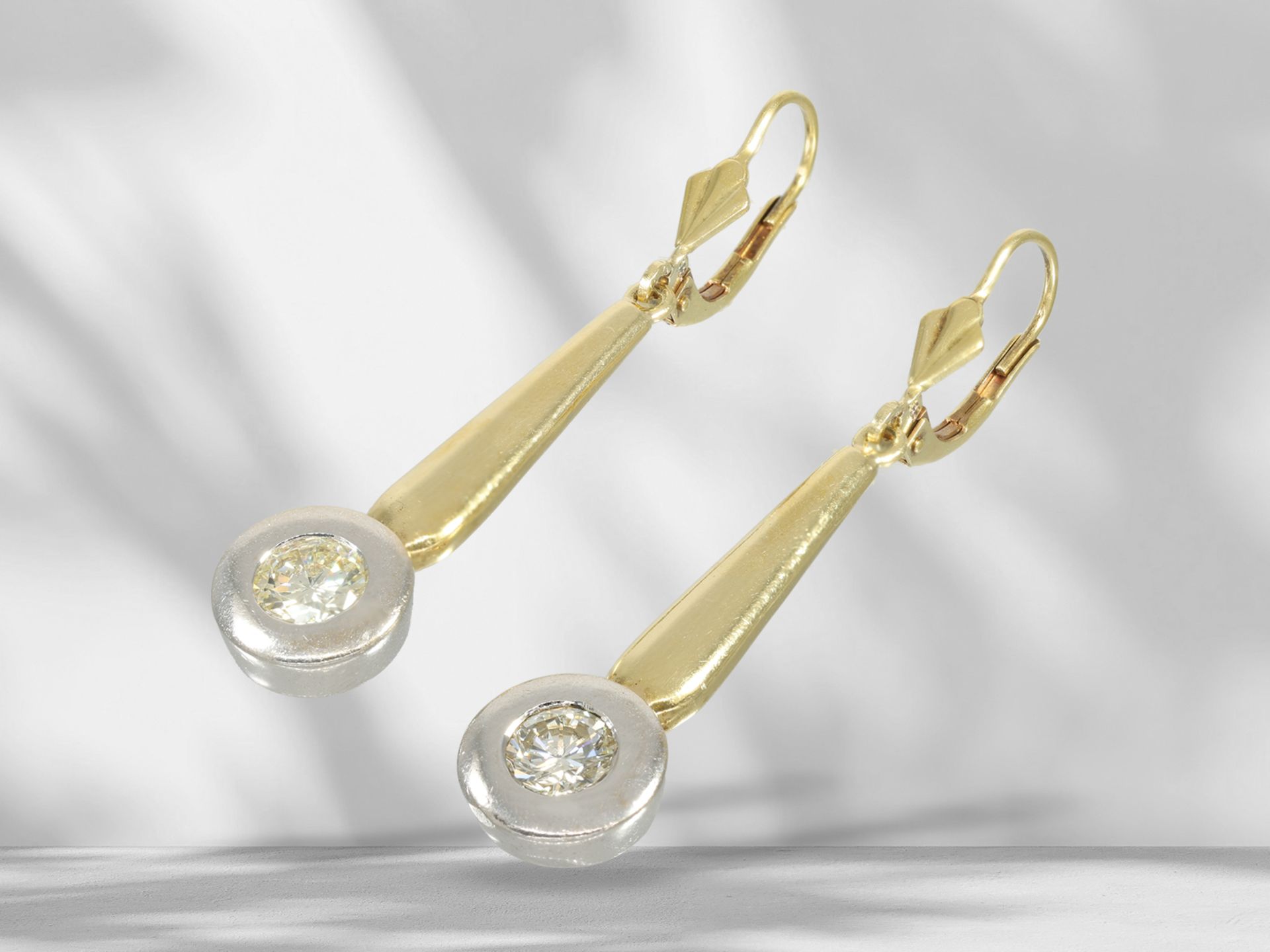 Decorative brilliant-cut diamond solitaire earrings with 2 half-carat diamonds - Image 3 of 3