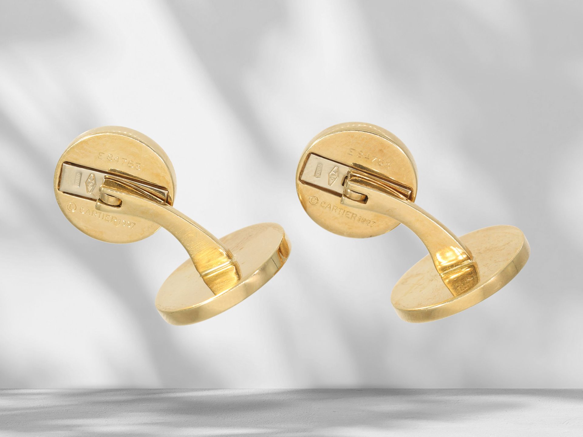 Very high quality and handcrafted cufflinks, signed Cartier 1997, with certificate, 18K gold - Image 3 of 6