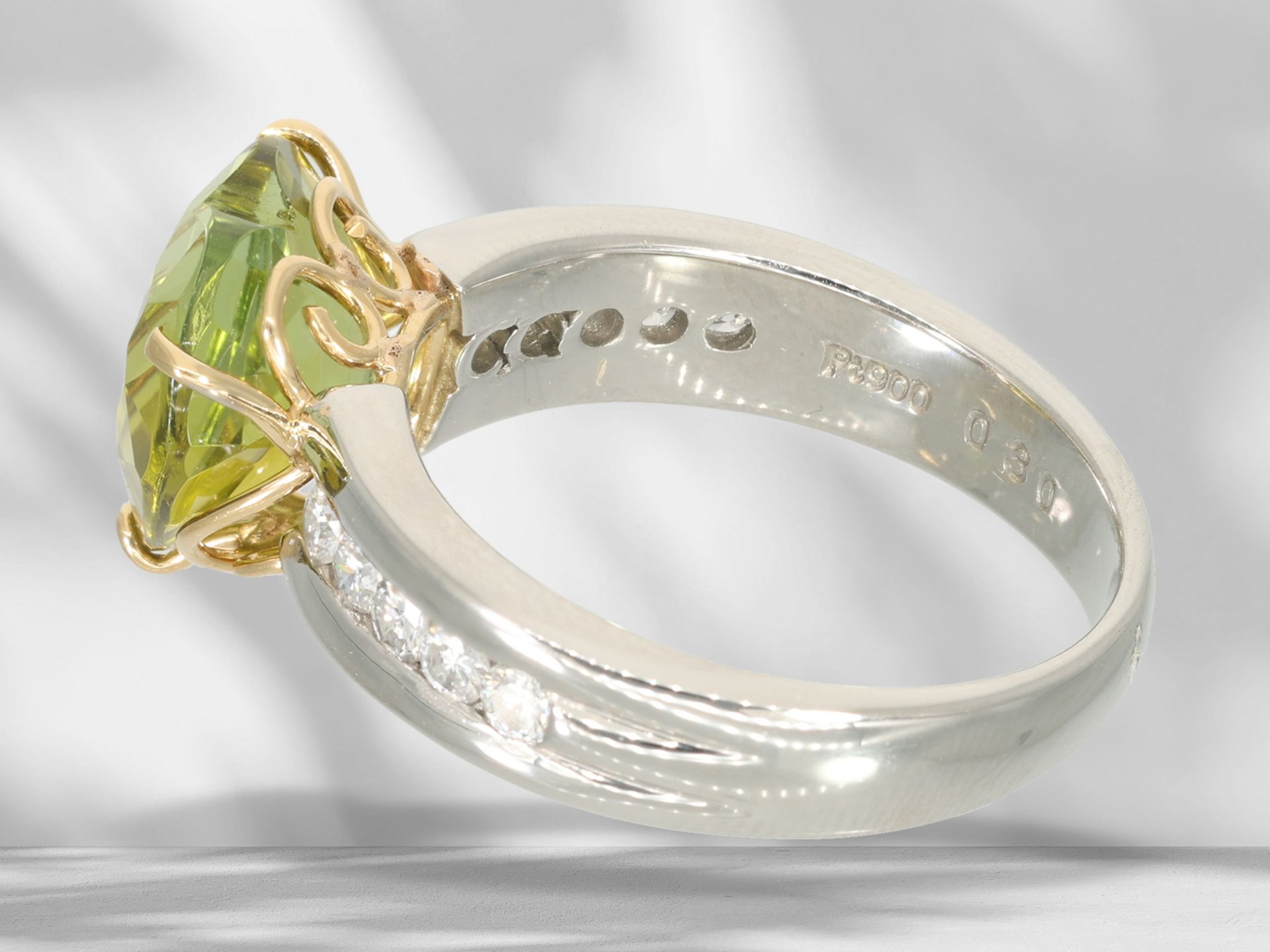 Ring: modern platinum ring with large green sphene (titanite) and brilliant-cut diamonds, like new - Image 6 of 6