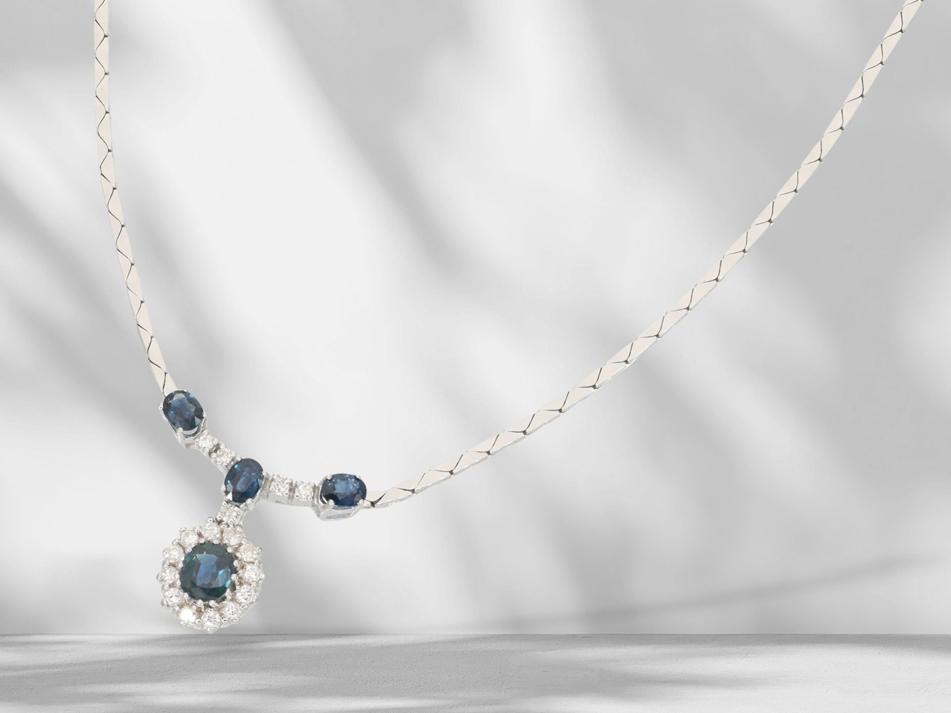 Chain/necklace: fine white gold vintage sapphire/brilliant-cut diamond centrepiece necklace, approx. - Image 2 of 3