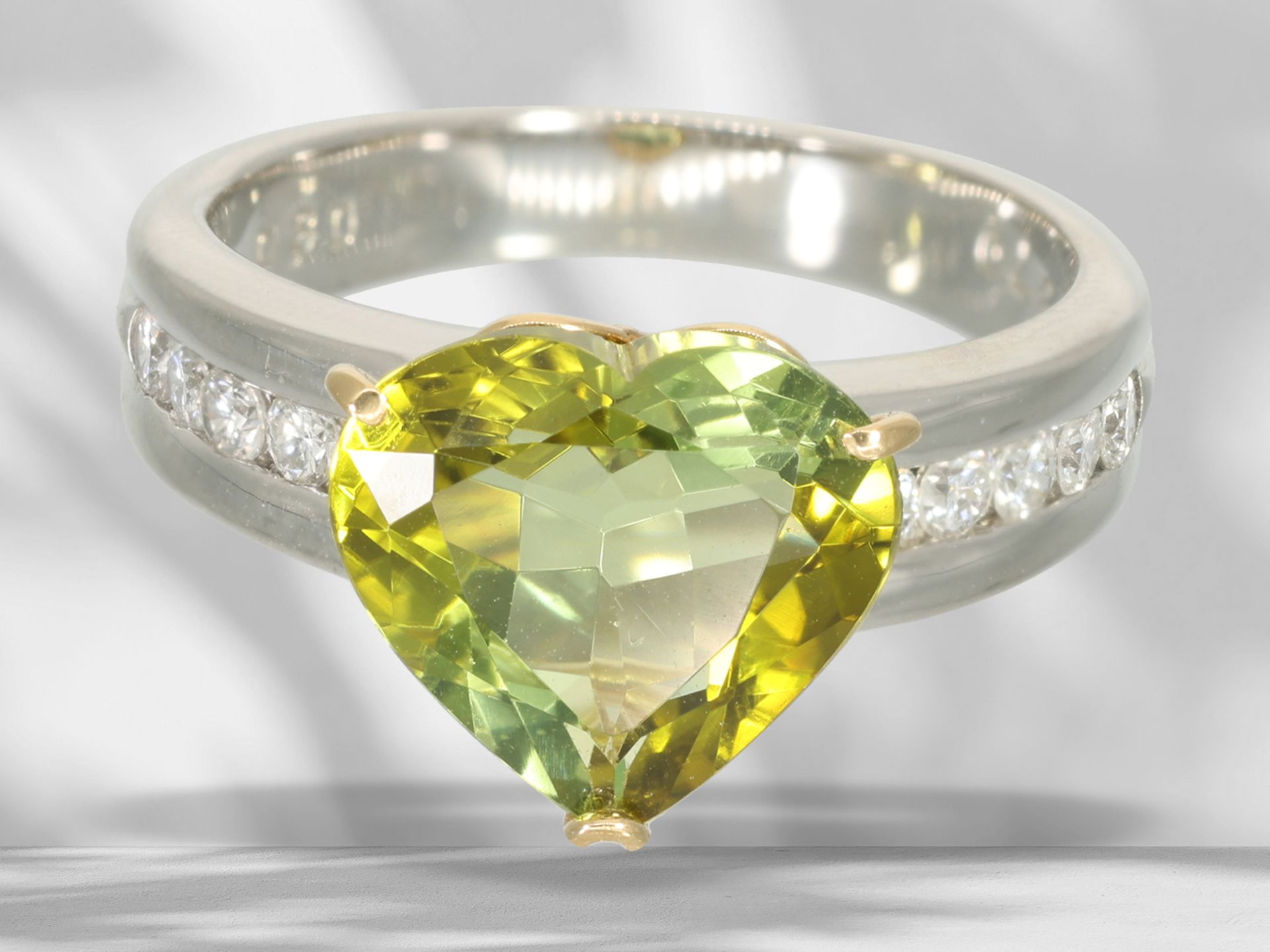 Ring: modern platinum ring with large green sphene (titanite) and brilliant-cut diamonds, like new - Image 4 of 6