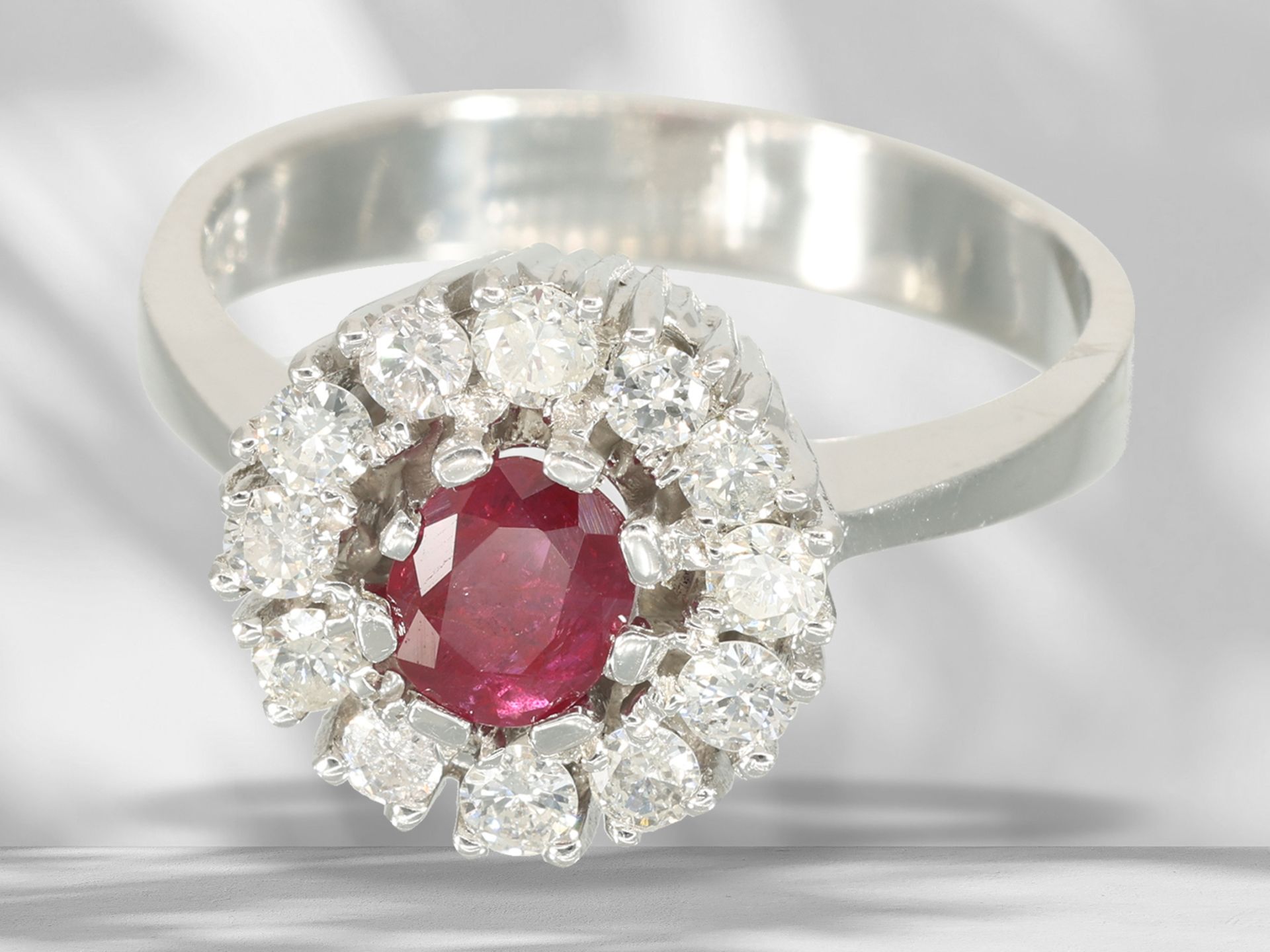 Ring: white gold vintage ruby/brilliant-cut diamond gold ring - Image 3 of 4