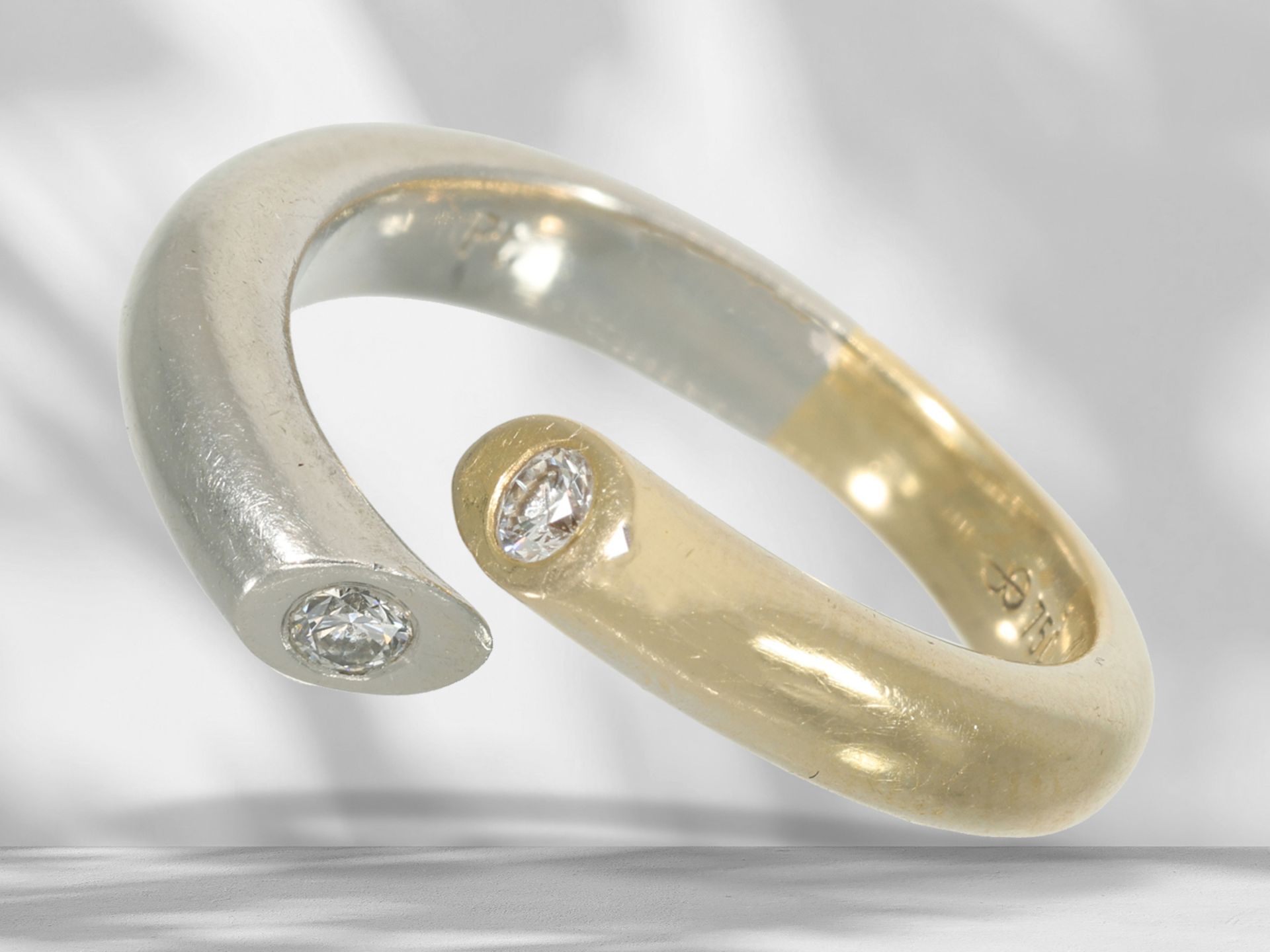 Ring: moderner Bicolor/Designer-Goldschmiedering mit Brillantbesatz