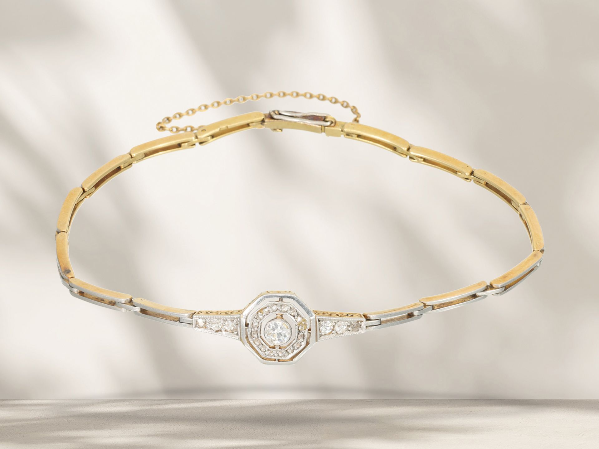 Armband: sehr schönes antikes und feines Armband mit Diamantbesatz, 18K Gelbgold, platiniert