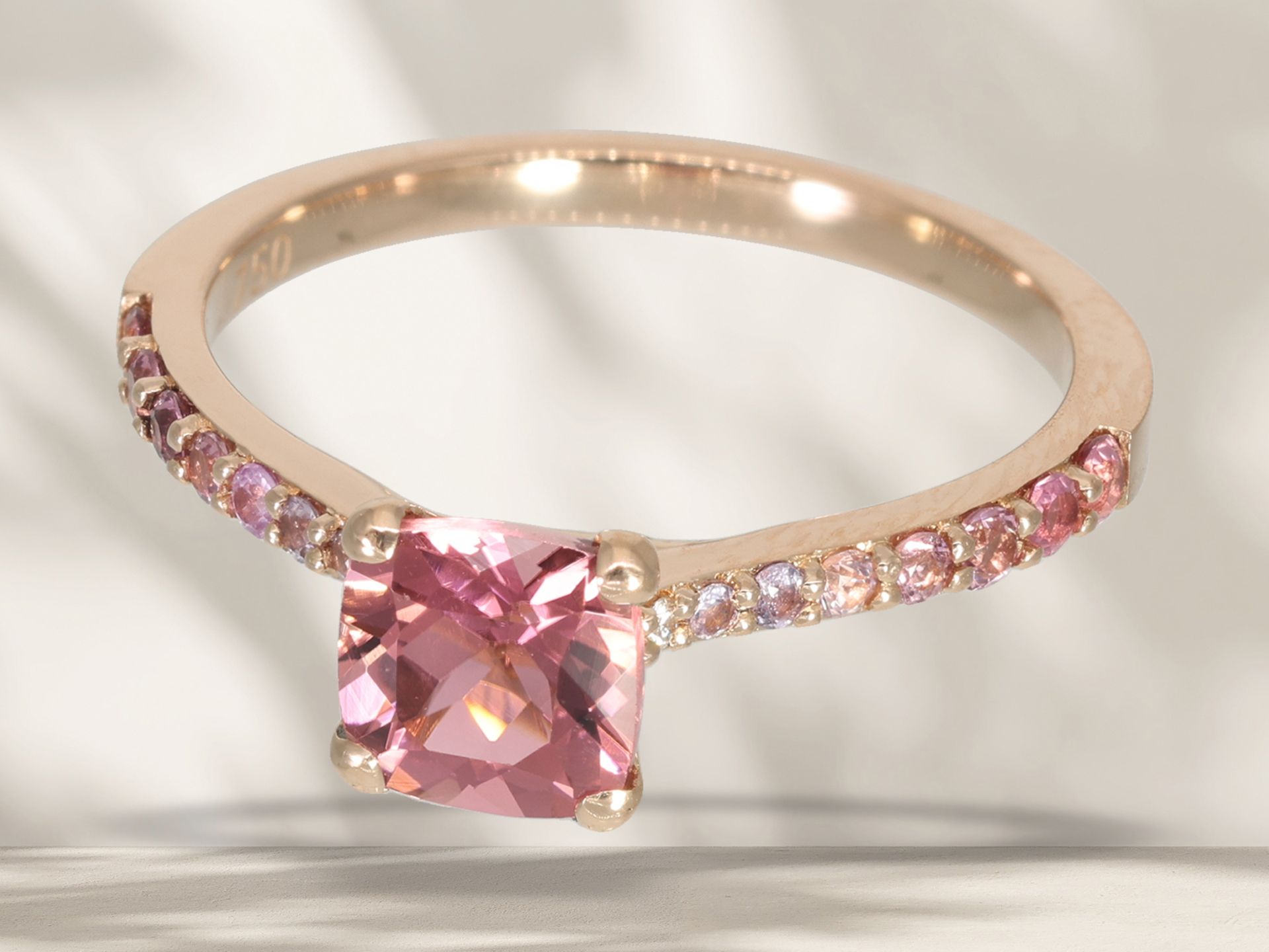 Ring: neuwertiger, feiner Goldschmiedering mit rosa Turmalinen, 18K Roségold - Bild 2 aus 4