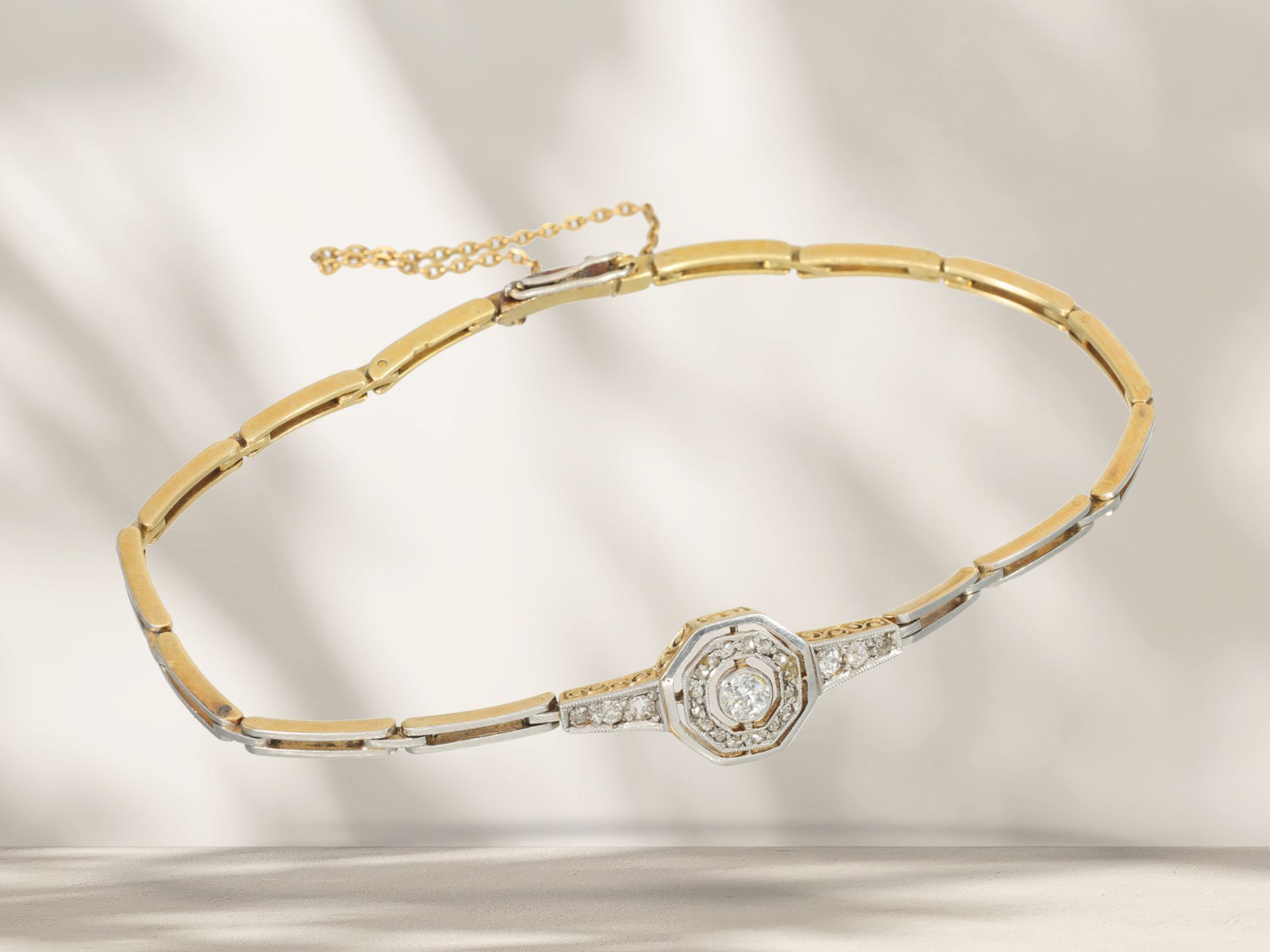 Armband: sehr schönes antikes und feines Armband mit Diamantbesatz, 18K Gelbgold, platiniert - Bild 3 aus 3