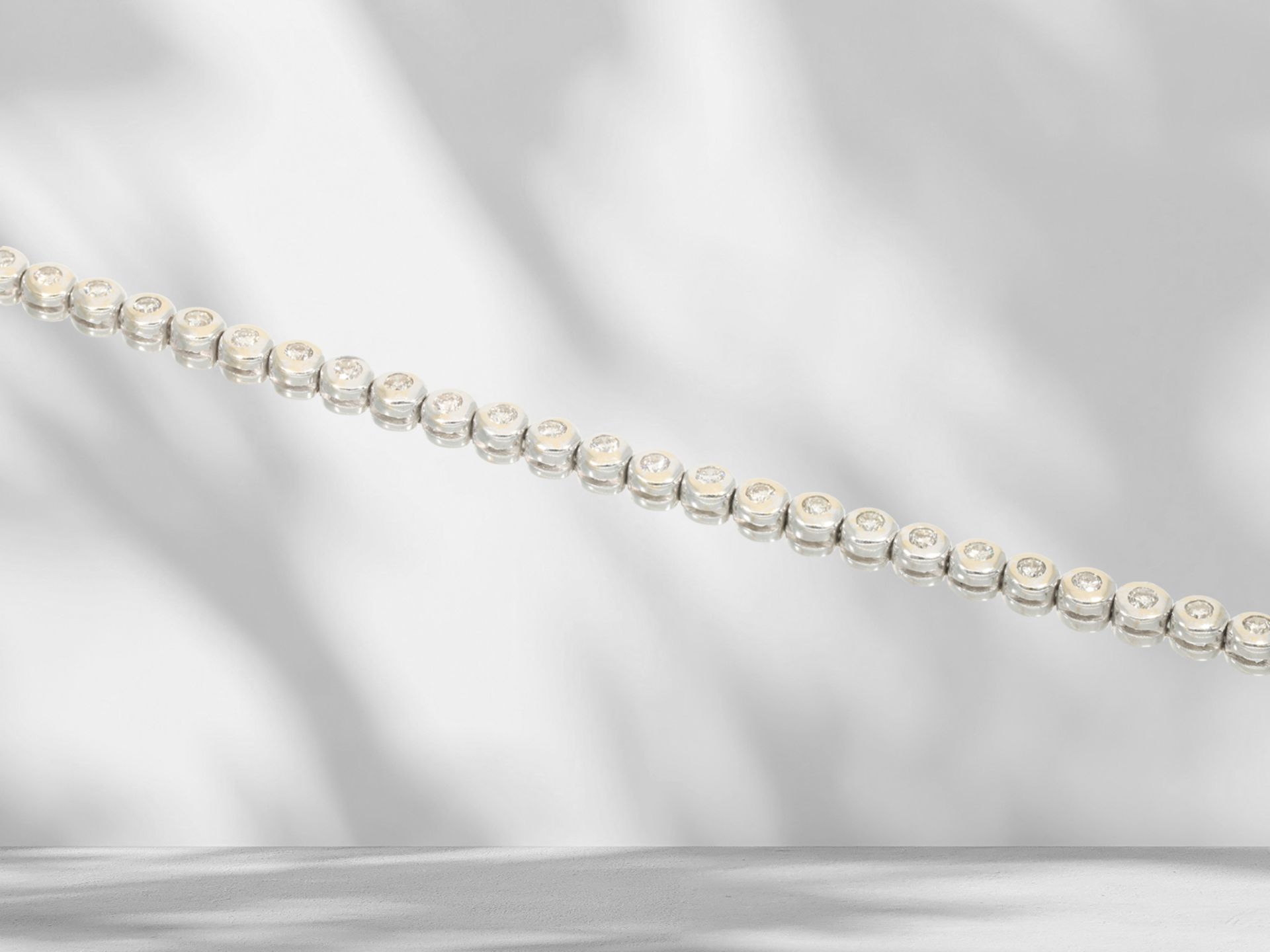 Armband: hochwertiges, handgearbeitetes Tennisarmband mit Brillanten, ca. 1,26ct - Bild 3 aus 4