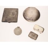 Konvolut aus Silberdosen/Etuis, Jahrgangslöffel, Anstecknadeln, Manschettenknopf sowie goldene Nadel