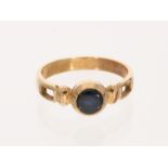 Ring: antiker Goldschmiedering mit einem Saphir