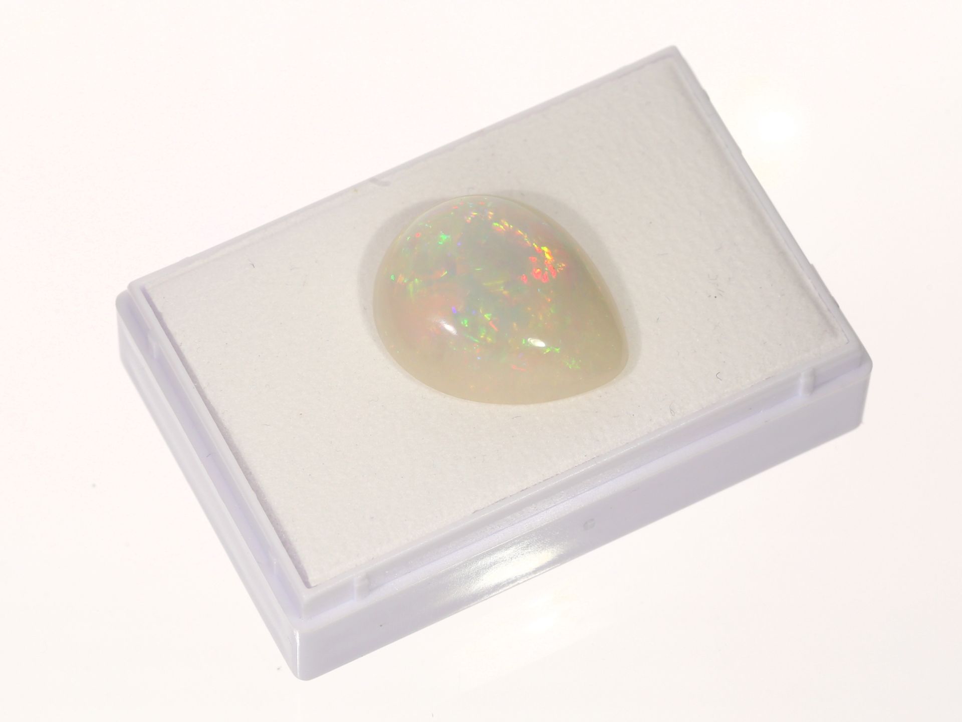 Opal: Schöner Opal-Cabochon in Tropfenform und mit schönem Farbspiel, 14,3ct
