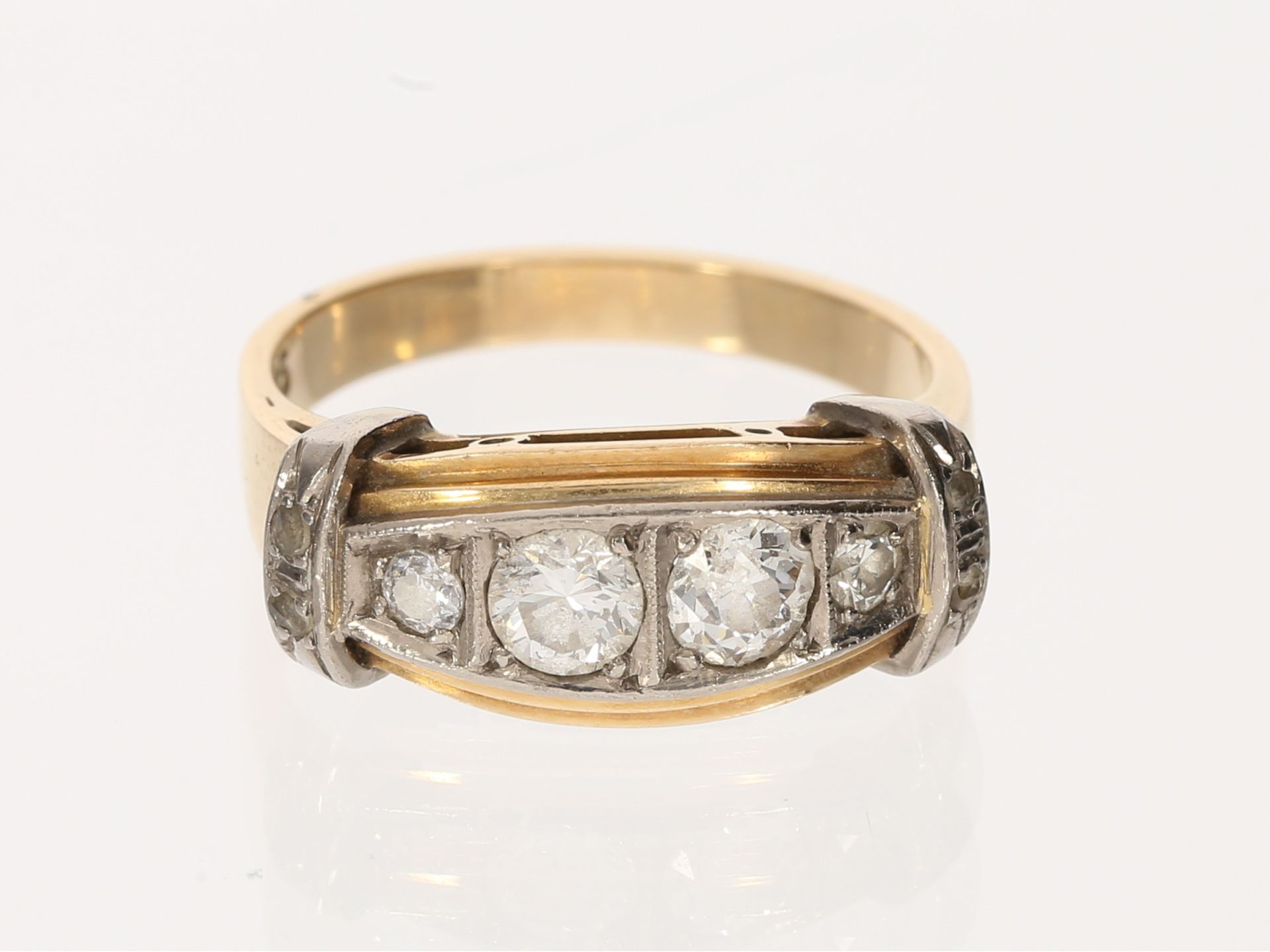 Ring: antiker Goldschmiedering mit Altschliffdiamanten und Diamantrosen