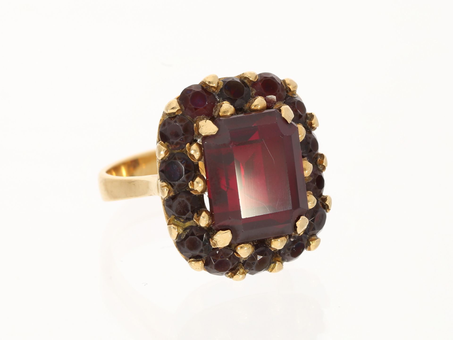 Ring: attraktiver vintage Rubin/Granat-Goldschmiedering, Handarbeit aus 18K Gold
