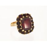 Ring: attraktiver vintage Rubin/Granat-Goldschmiedering, Handarbeit aus 18K Gold