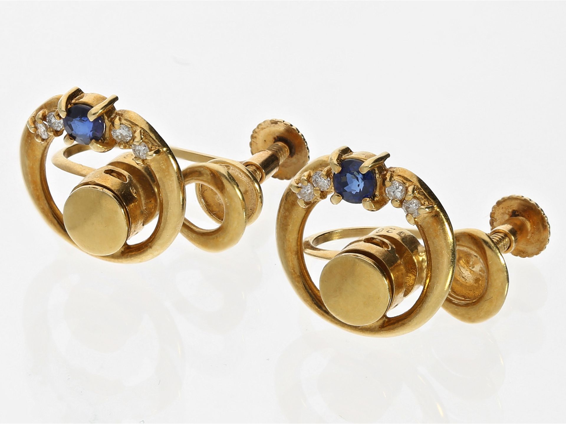 Ohrringe: raffinierte Designer Goldschmiedearbeit mit Saphiren und Brillanten besetzt, 18K Gold