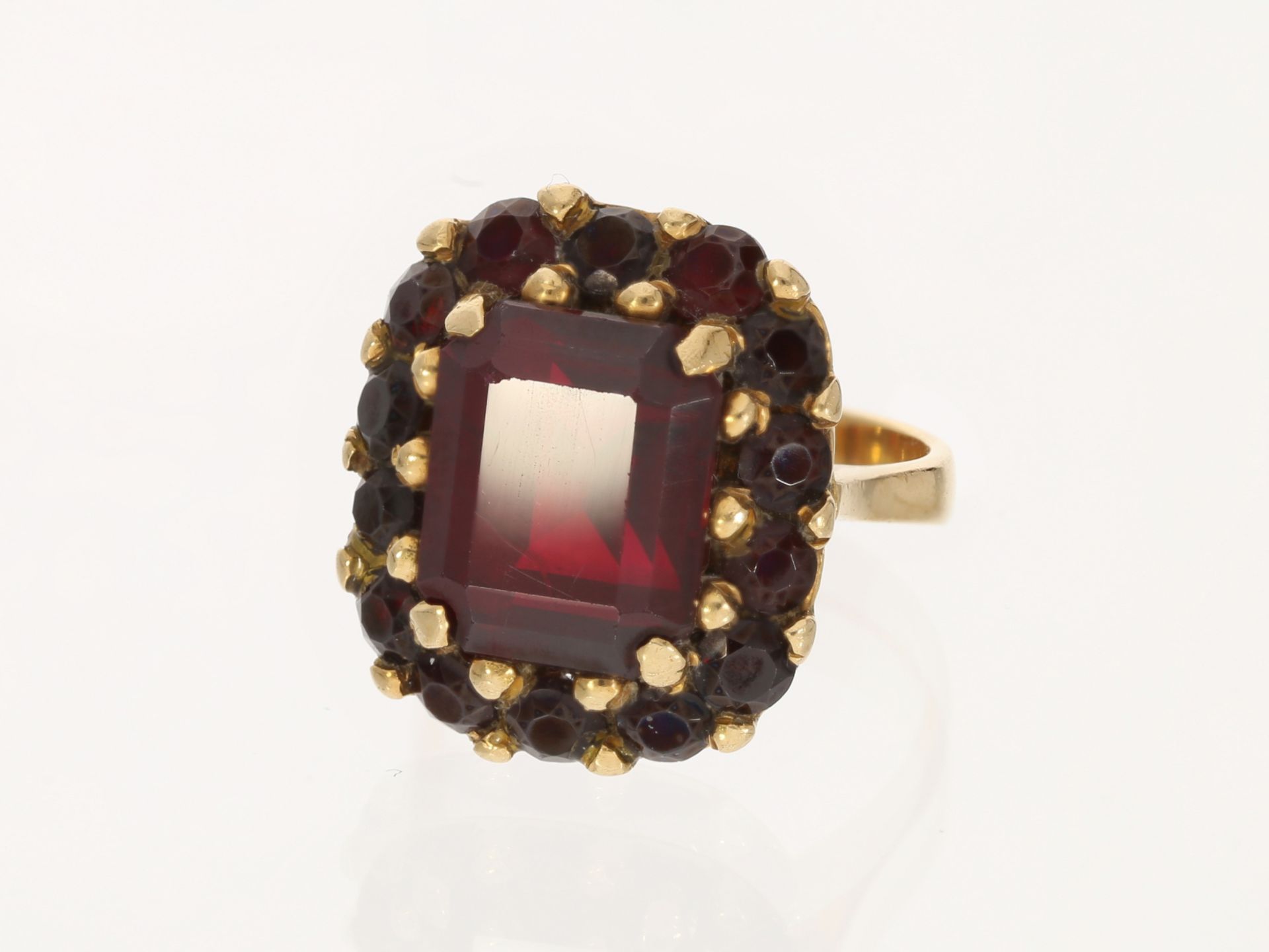 Ring: attraktiver vintage Rubin/Granat-Goldschmiedering, Handarbeit aus 18K Gold - Bild 2 aus 2