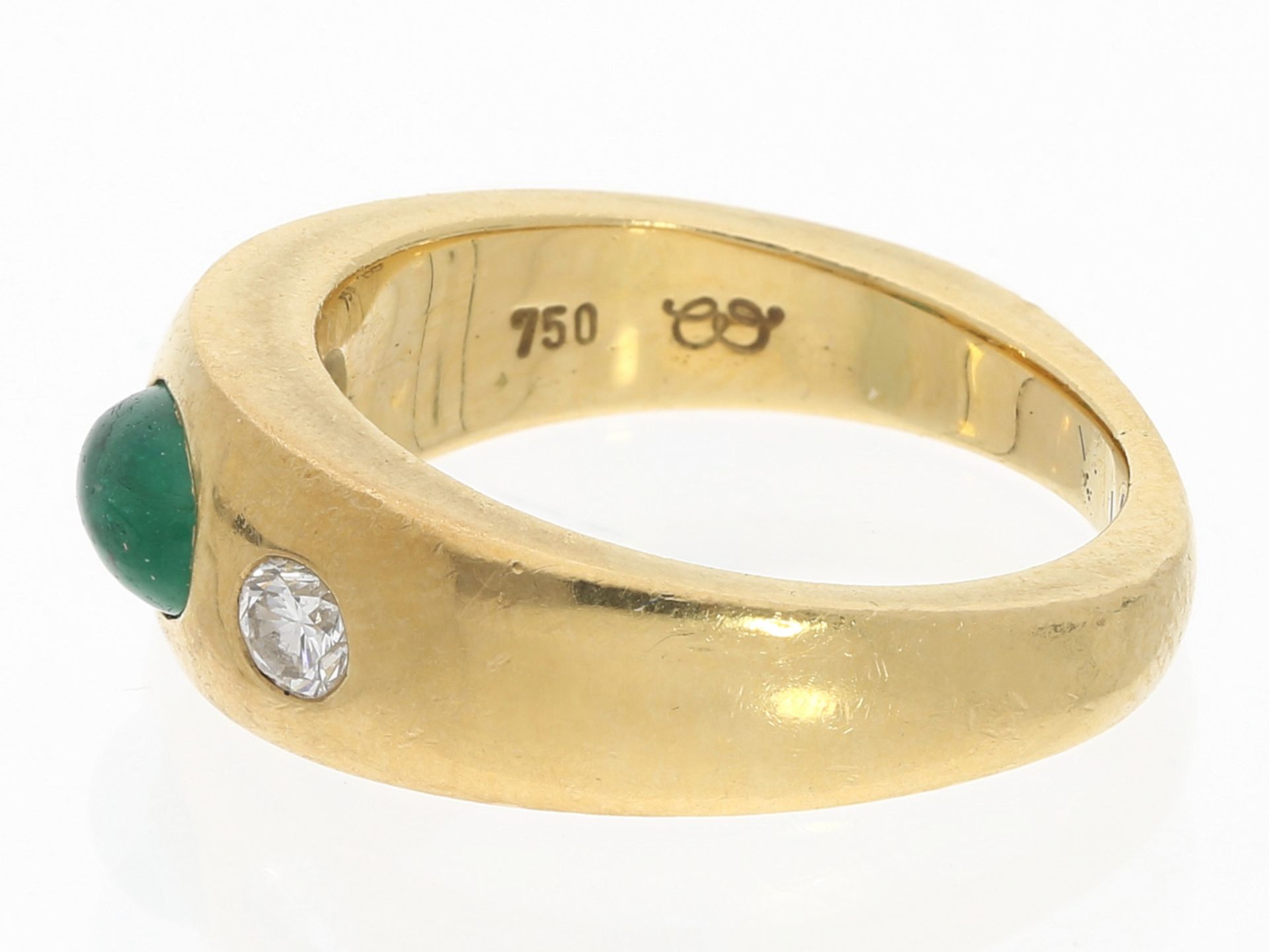 Ring: massiver Bandring mit Smaragd-Cabochon und schönen Brillanten, ca. 0,86ct - Image 2 of 2