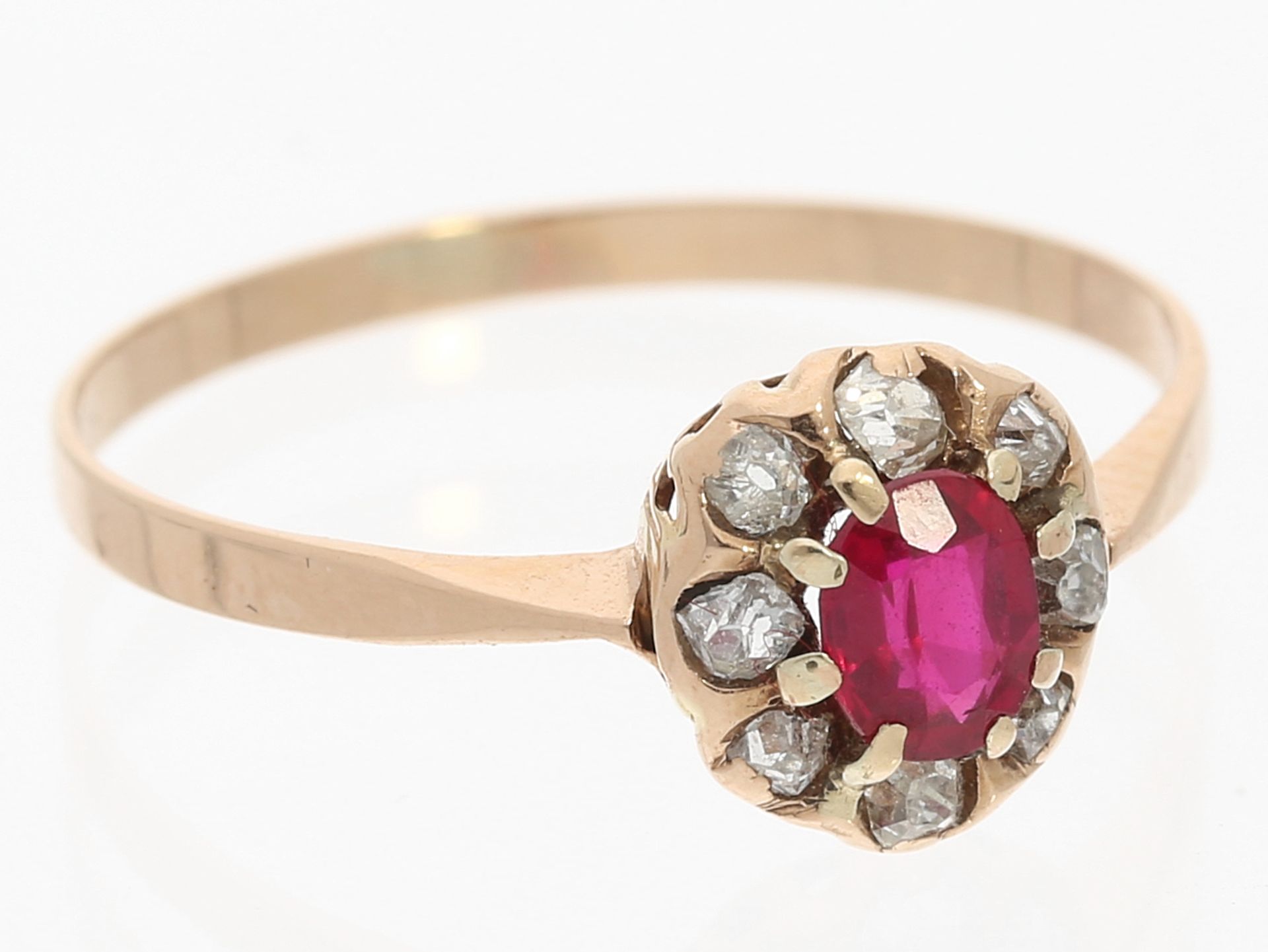 Ring: feiner antiker Goldring mit Diamantrosen und einem Rubin - Bild 2 aus 3