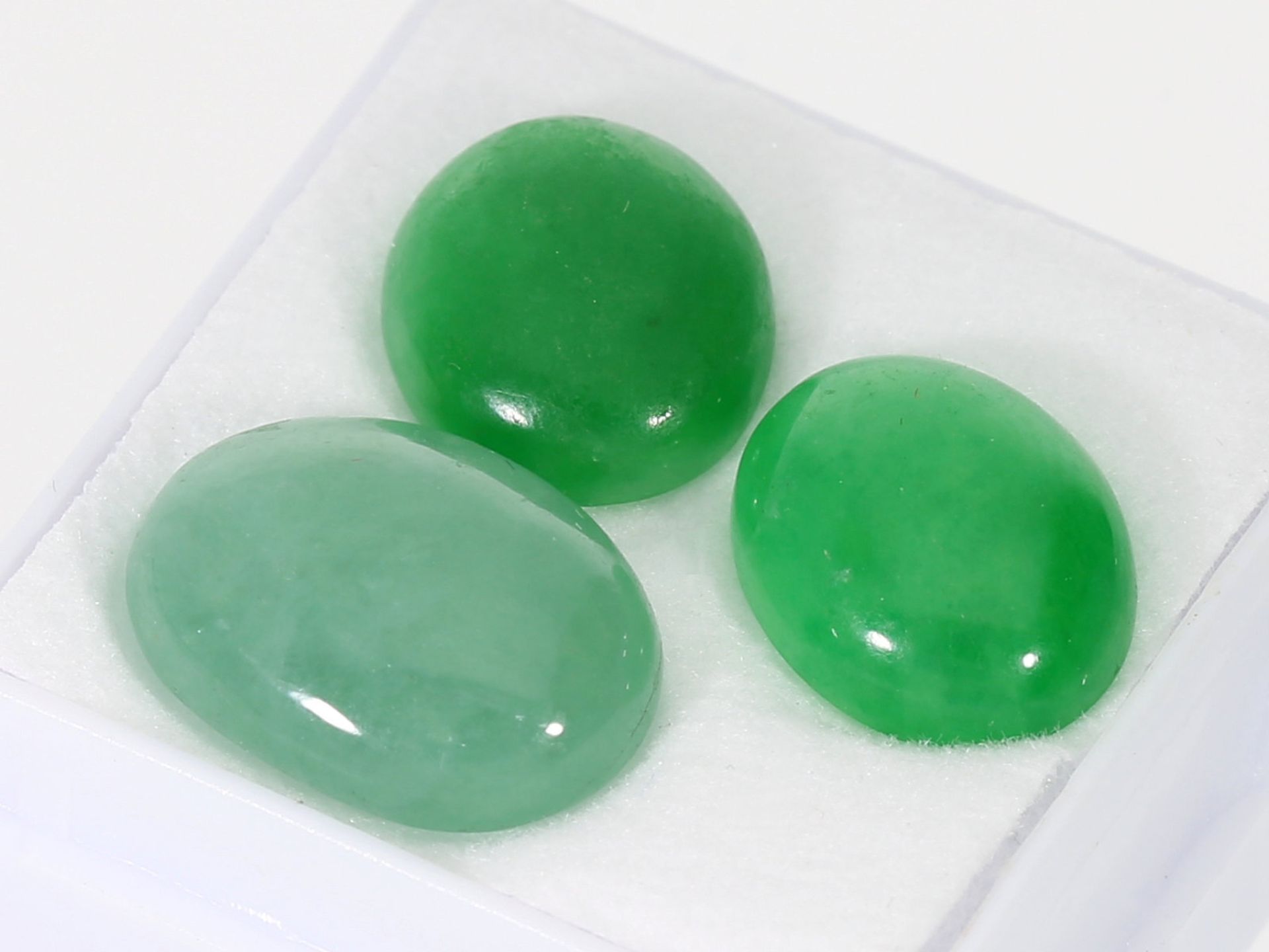Jade: kleines Konvolut natürliche Jade-Cabochons von zusammen ca. 13,05ct, unbehandelt