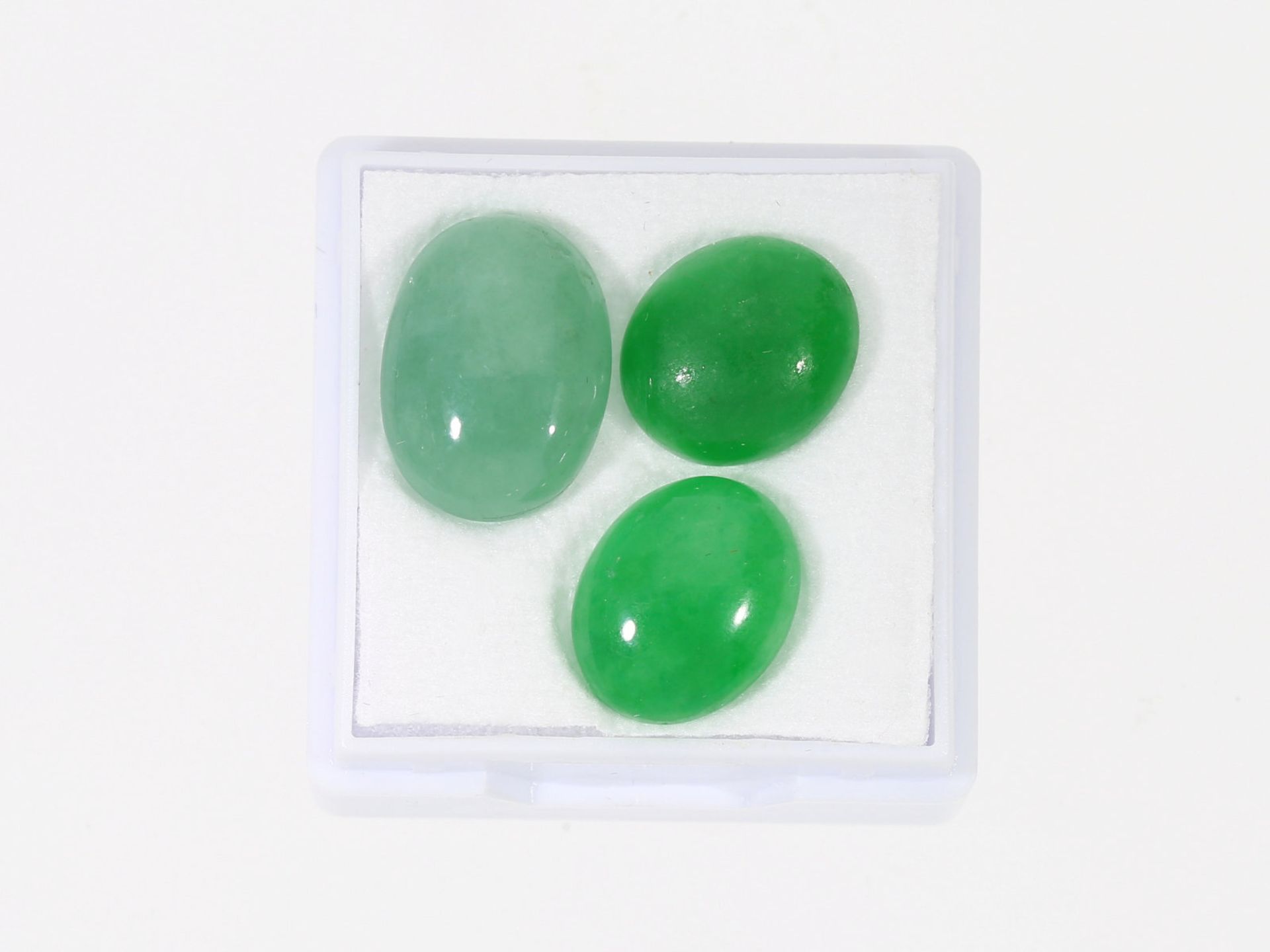 Jade: kleines Konvolut natürliche Jade-Cabochons von zusammen ca. 13,05ct, unbehandelt - Bild 2 aus 2