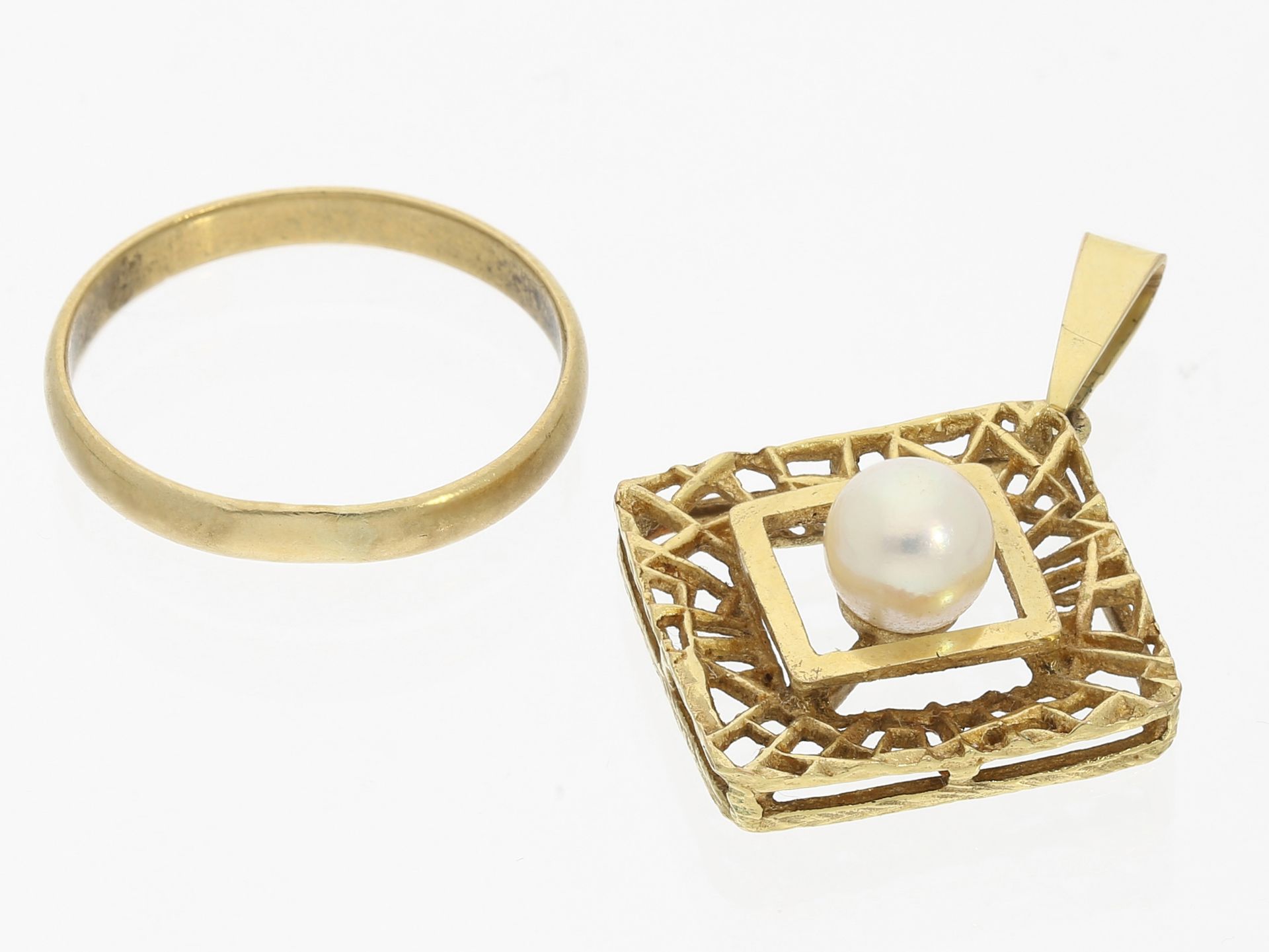 Ring/Anhänger: antiker Trauring aus 21,6K Gold sowie ein vintage Goldschmiede-Anhänger mit Perle