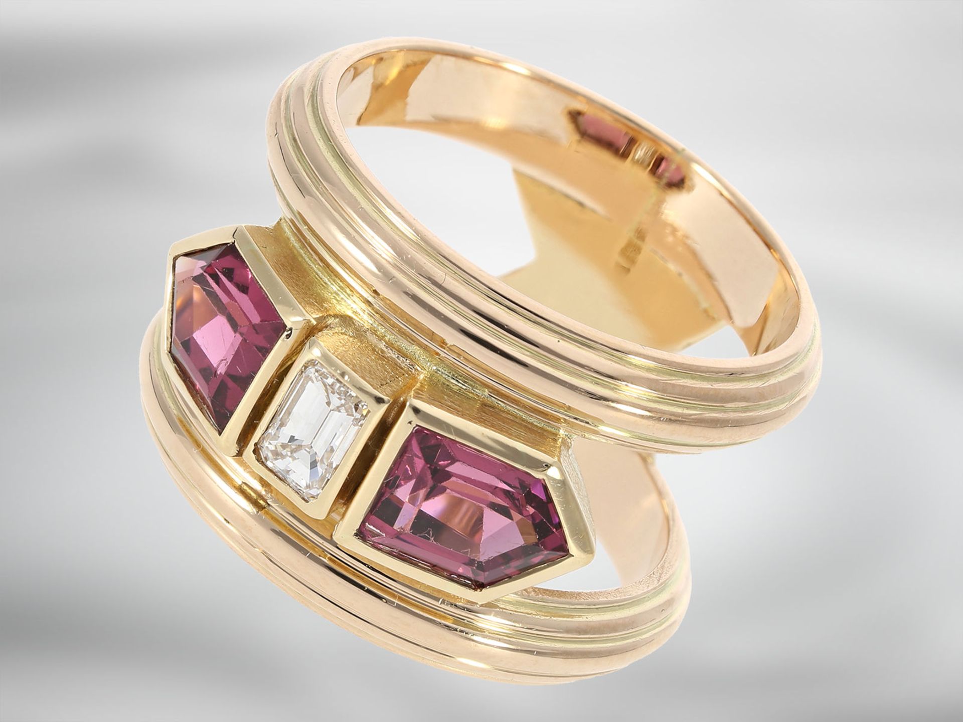 Ring: unikater Designerring mit pinkfarbenen Turmalinen und einem schönen Diamanten im Emerald-Cut, 