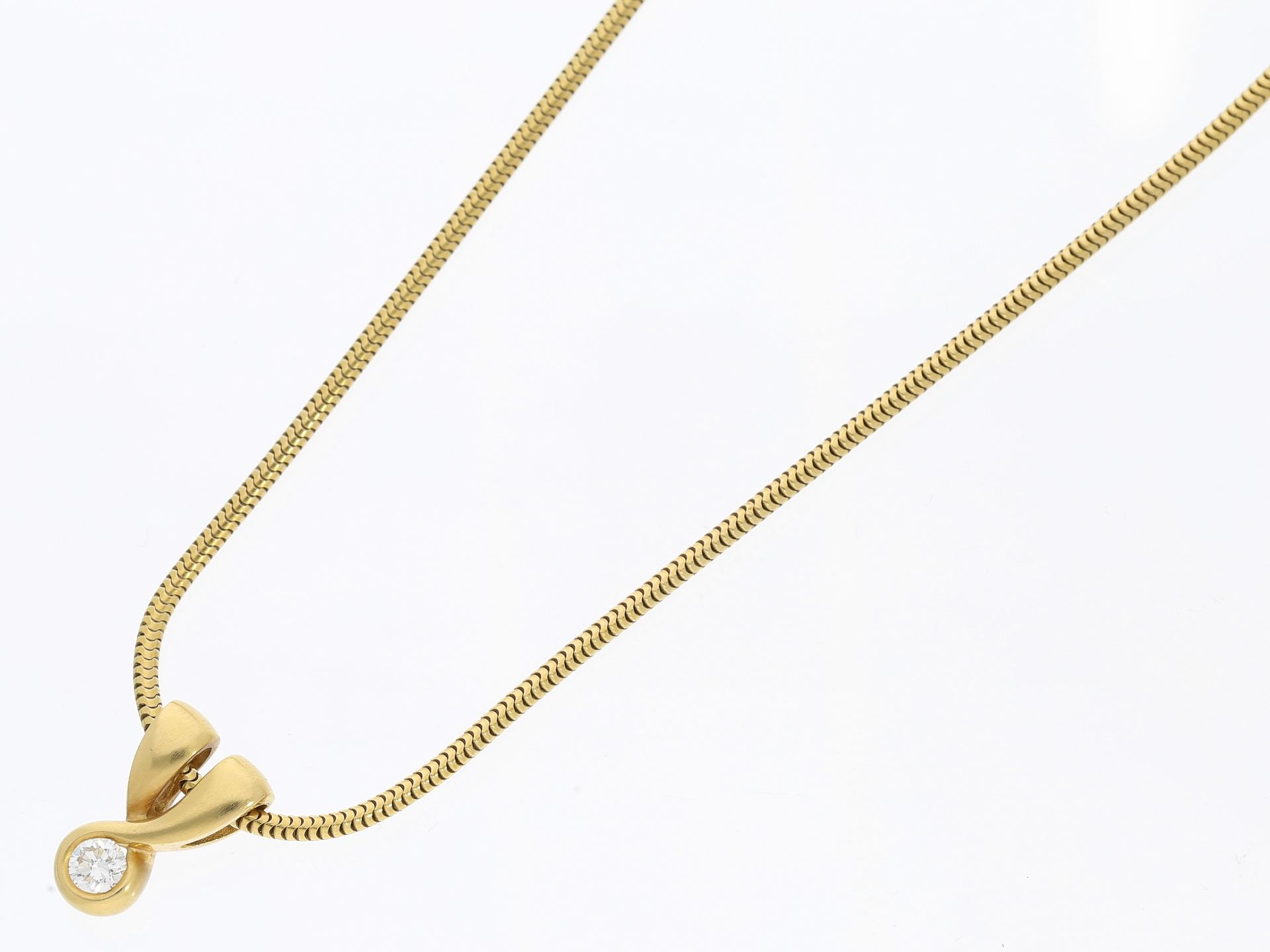 Kette/Collier: moderne Schlangenkette mit hochwertigem Solitär-Brillant-Goldschmiedeanhänger, ca. 0, - Bild 3 aus 3